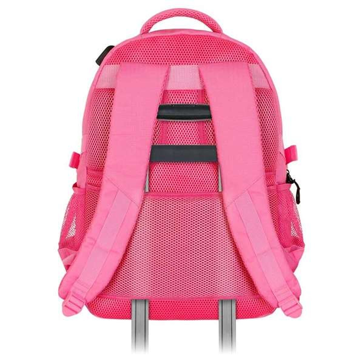 Ein pinkfarbener Rucksack mit Mesh-Details und Schultergurten. Er hat einen Griff oben und scheint auf Rädern mit Ausziehstangen zu stehen.
