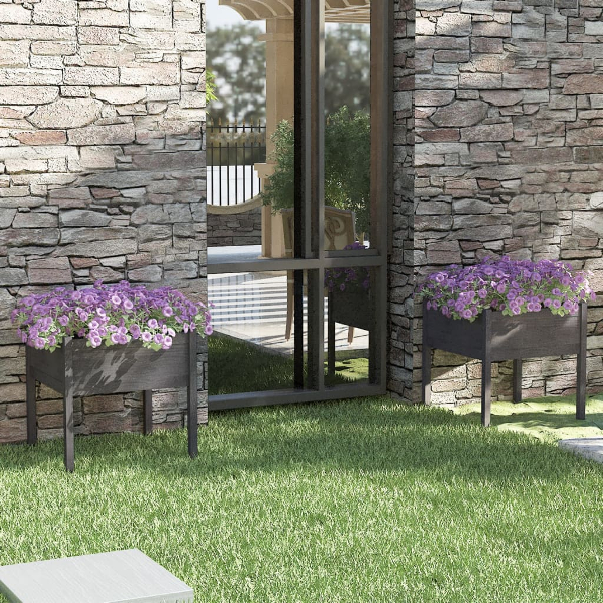 Zwei Holzpflanzkästen mit lila Blumen stehen auf Gras. Eine Steinmauer und ein großes Fenster mit Spiegelung sind im Hintergrund.