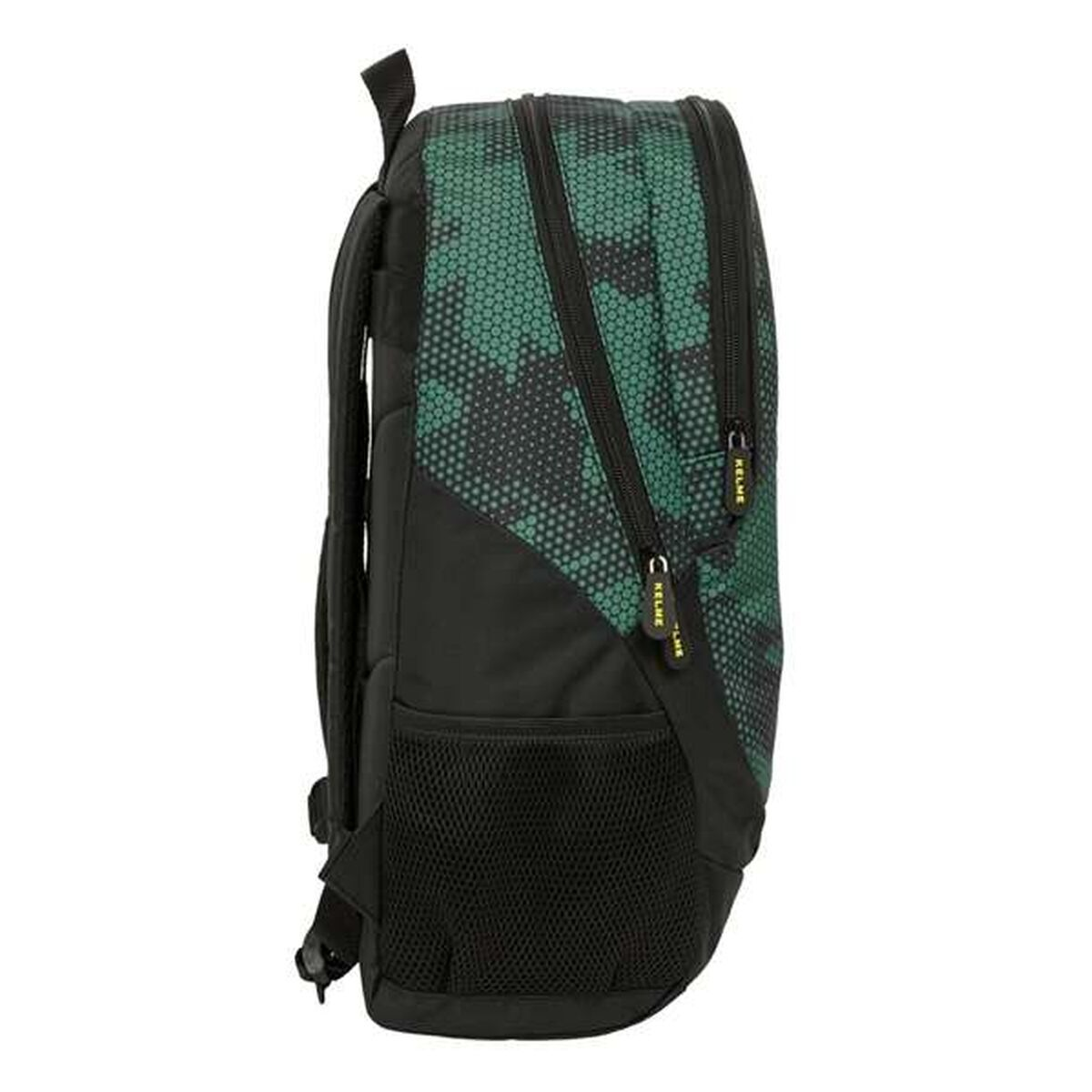 Ein schwarzer Rucksack mit grünem Tarnmuster. Er hat mehrere Reißverschlüsse, eine Netztasche und den Markennamen 'KELME'.