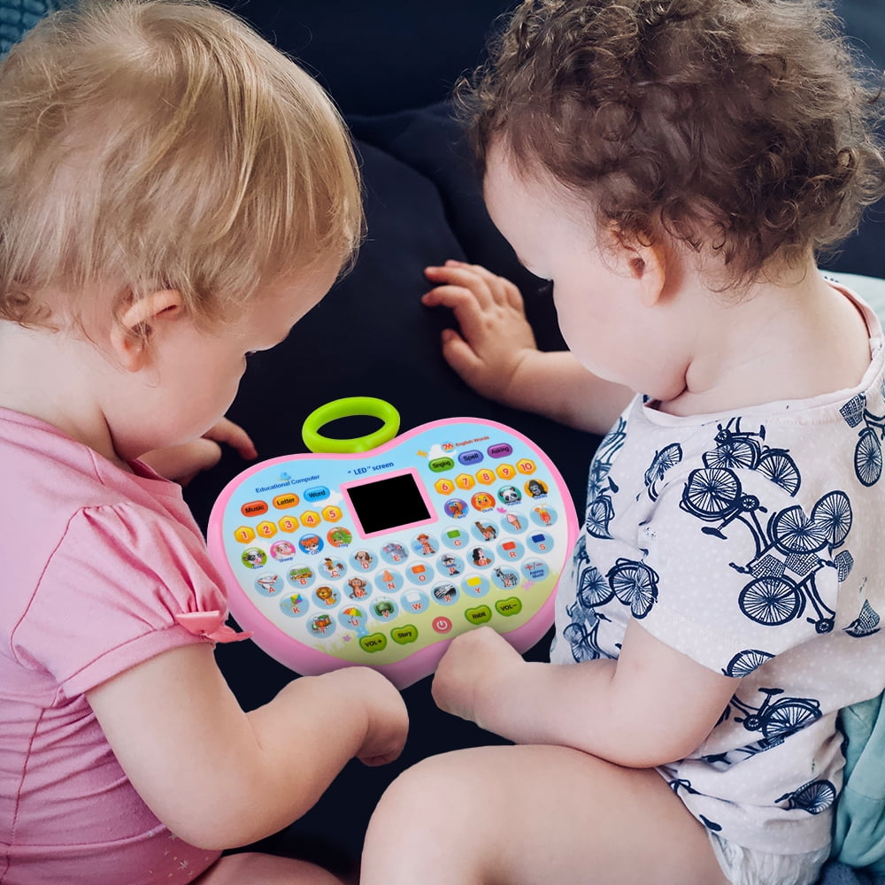 Zwei Kleinkinder betrachten ein rosa Lernspielzeug mit Knöpfen und einem Bildschirm. Das Spielzeug hat Apfelform.