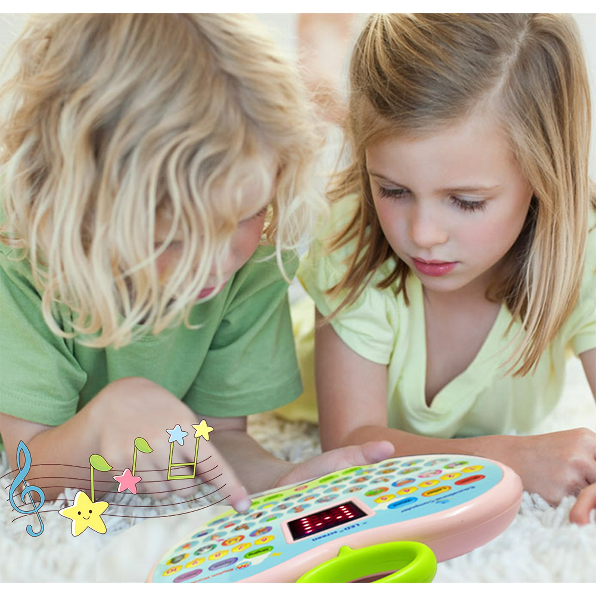Zwei Kinder betrachten ein Spielzeug mit Noten. Ein Kind hat blondes Haar. Das Spielzeug ist rosa und grün.