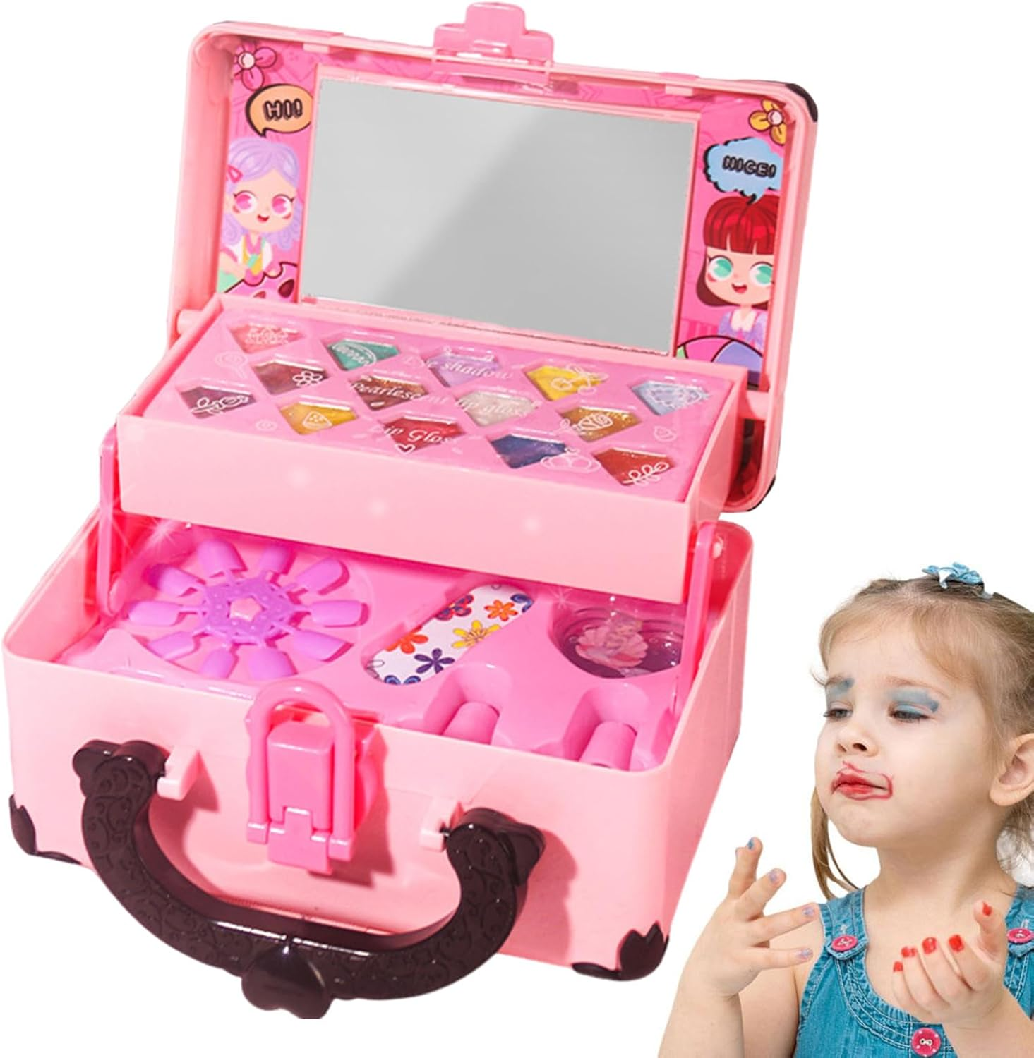 Ein offenes rosa Make-up-Set. Ein junges Mädchen mit blauem Lidschatten und rotem Lippenstift betrachtet ihre Hände.