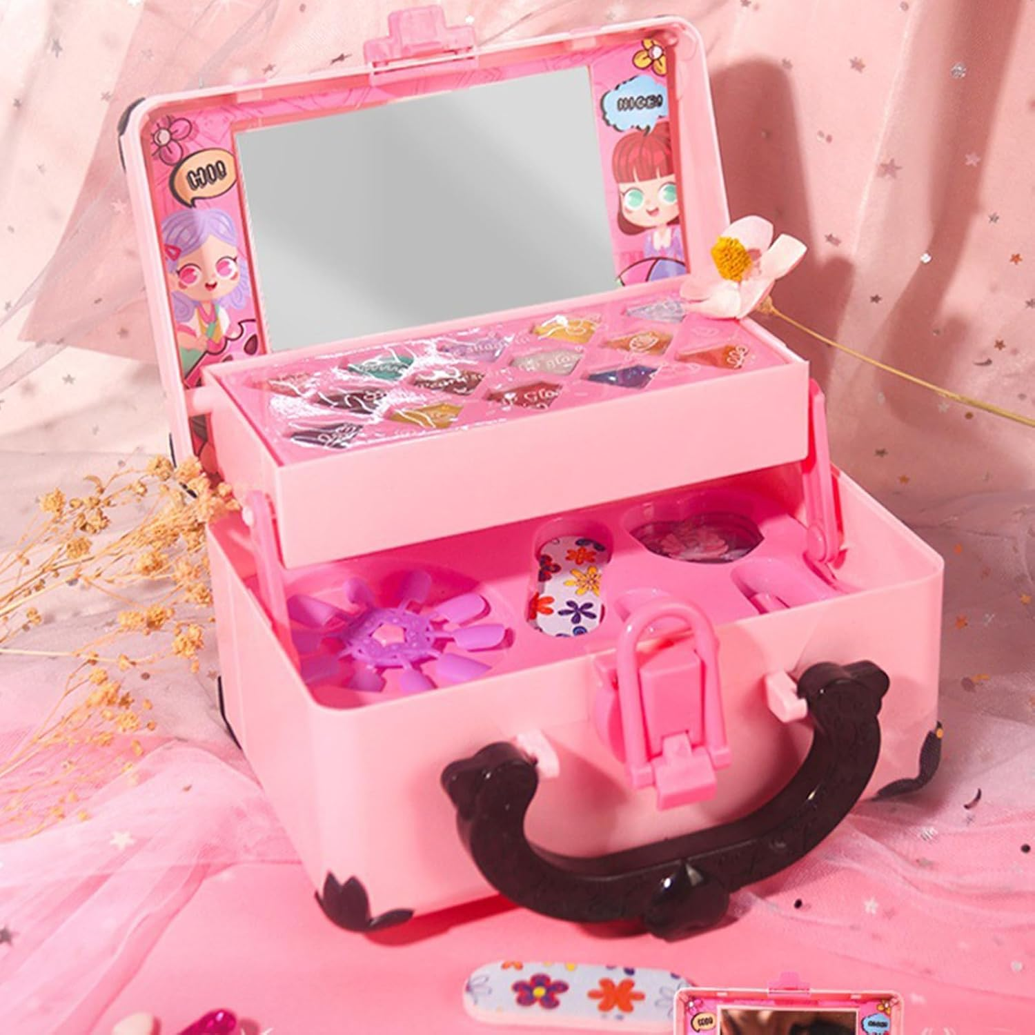 Ein rosa Spielzeug-Make-up-Set mit Spiegel. Es hat einen Griff, enthält verschiedene Spielzeug-Make-up-Artikel und ist auf einer rosa Oberfläche geöffnet.