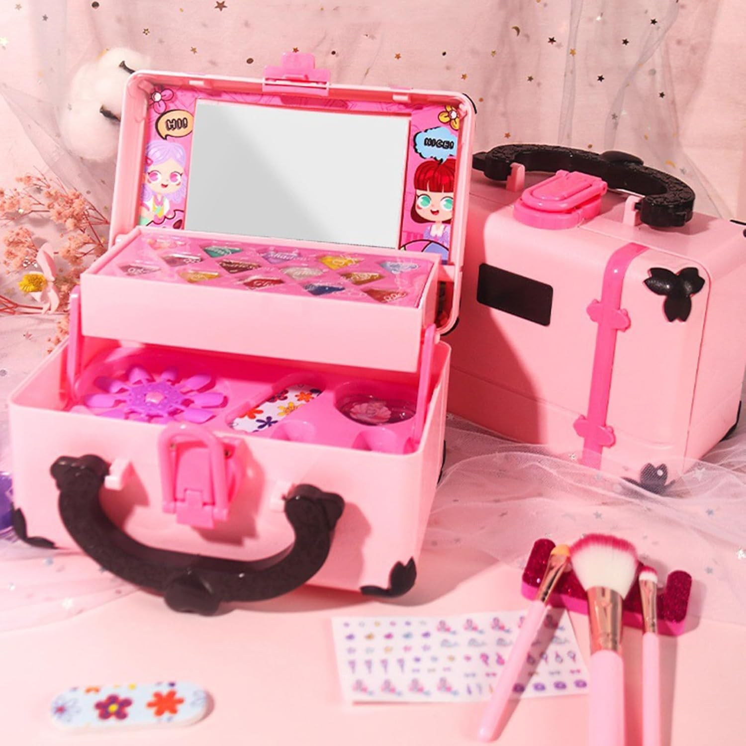 Rosa Make-up-Set mit offenem Spiegel, geschlossenem Koffer, Pinseln und Zubehör auf rosa Oberfläche. Blumendekoration.