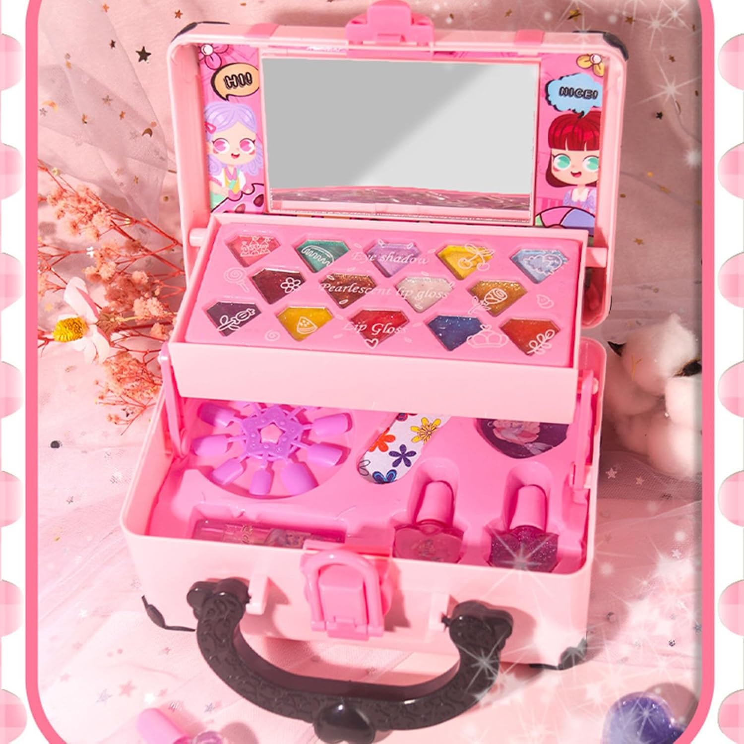 Ein offener rosa Schminkkoffer mit Spiegel, Lidschatten, Lipgloss, Nagellacken und Applikatoren. Er hat einen schwarzen Griff.