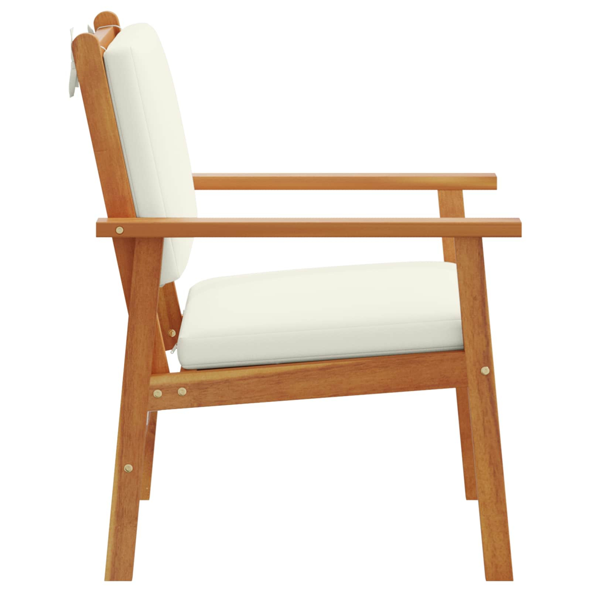 Una sedia in legno con cuscino e schienale bianchi. La sedia ha braccioli. Lo sfondo è bianco.