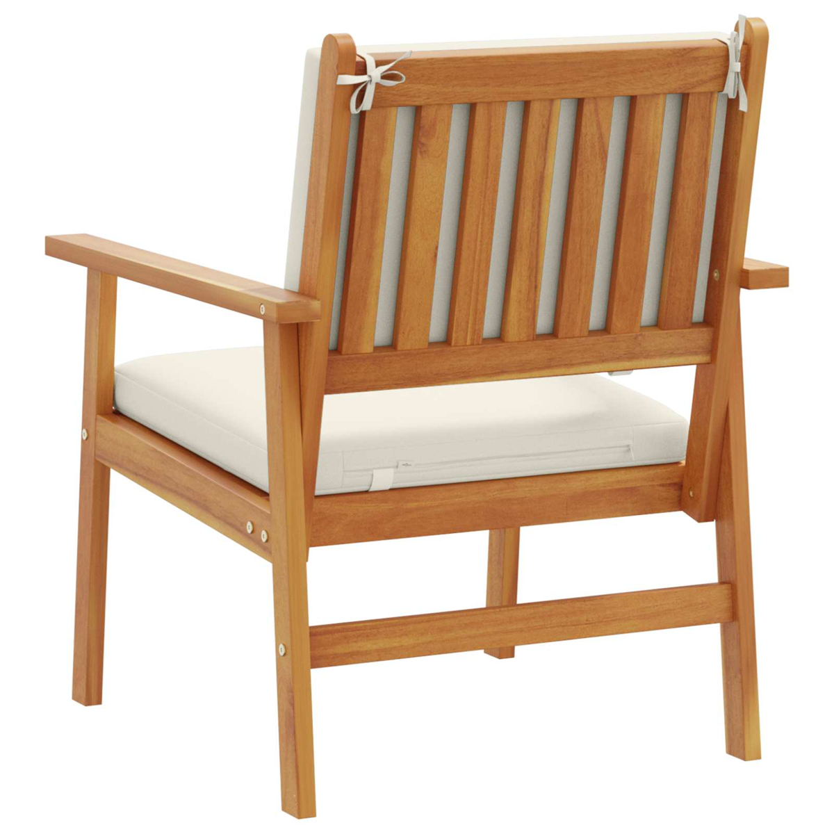 Sedia in legno con cuscini color crema. La sedia ha braccioli e schienale a doghe. Sfondo bianco.