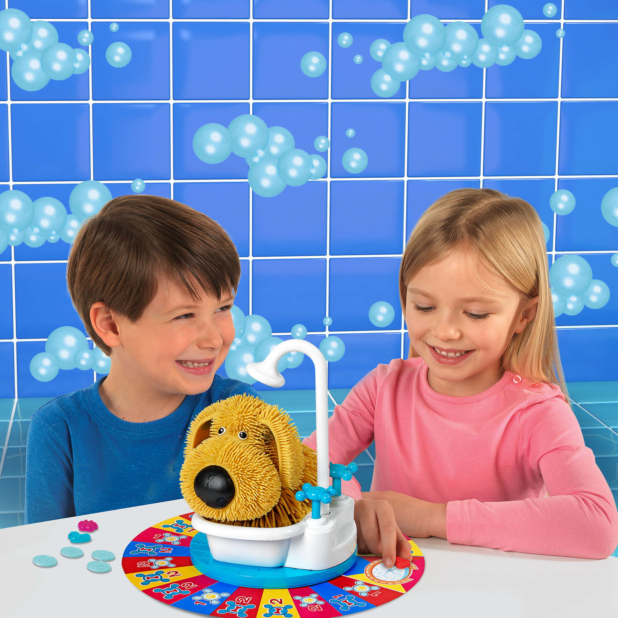 Zwei Kinder spielen ein Hundespiel. Das Spiel hat einen Spielzeughund in einer Wanne mit Wasserhahn. Im Hintergrund befindet sich eine blaue Fliesenwand.