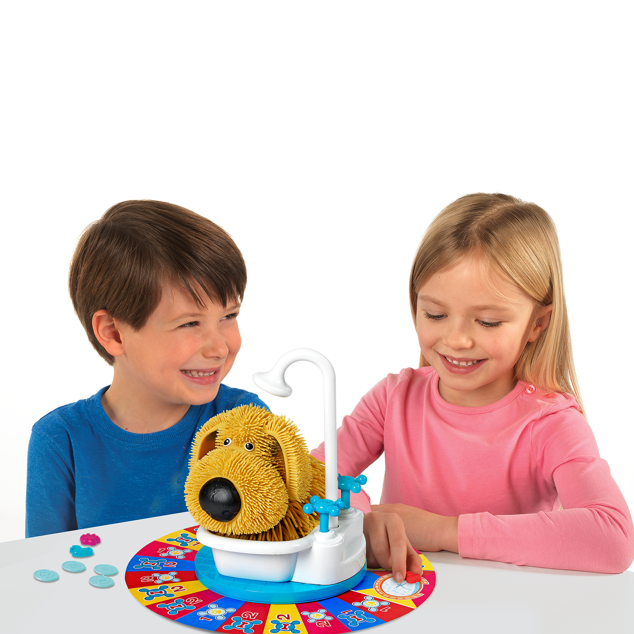 Zwei Kinder spielen ein Hundebrettspiel. Das Spiel umfasst ein Hundespielzeug, einen Wasserhahn und ein Drehscheibe. Kinder lächeln.