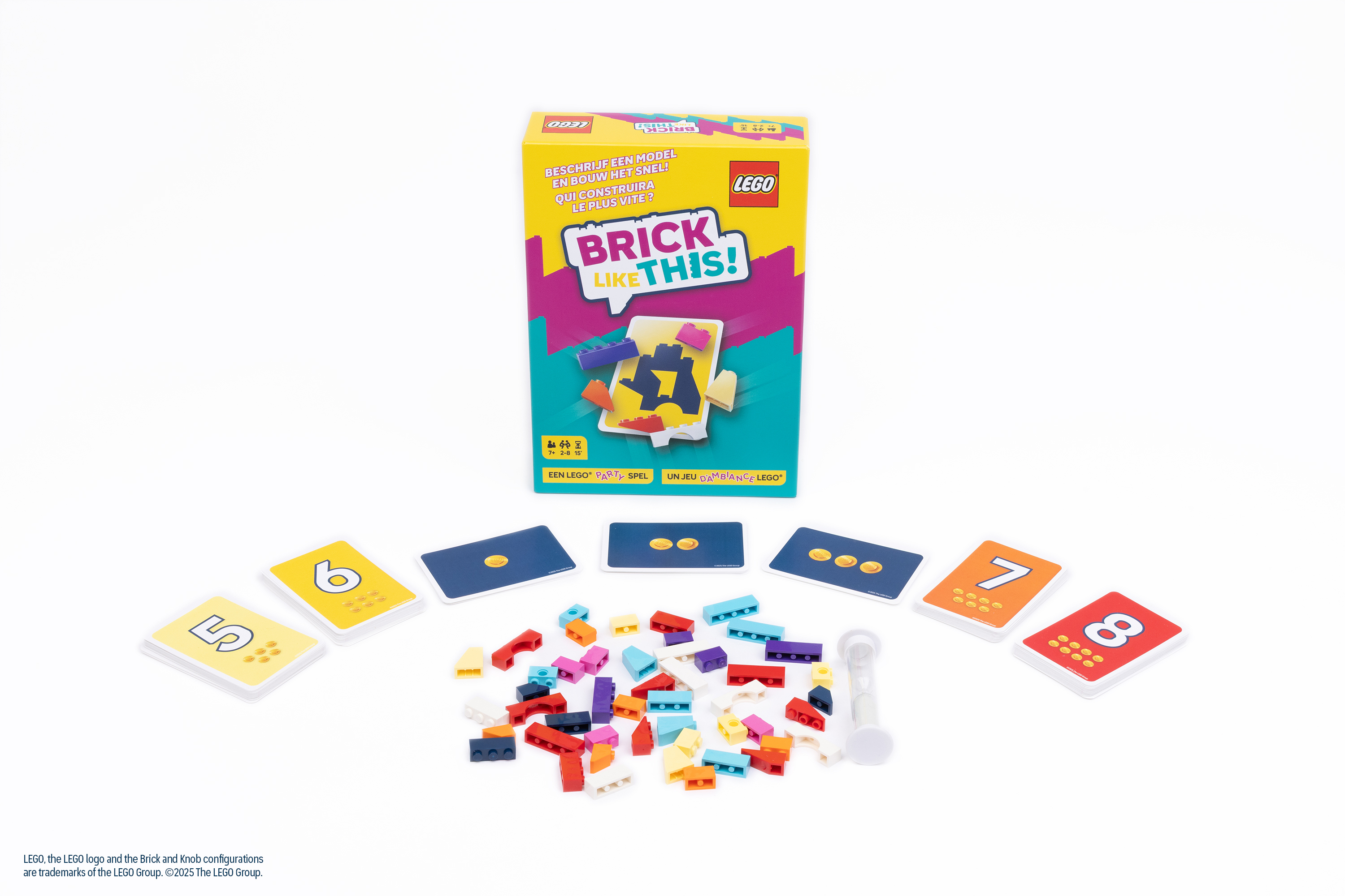 Lego Brick Like This spel. Kaarten 5-8, Lego stenen, timer en speldoos op wit.