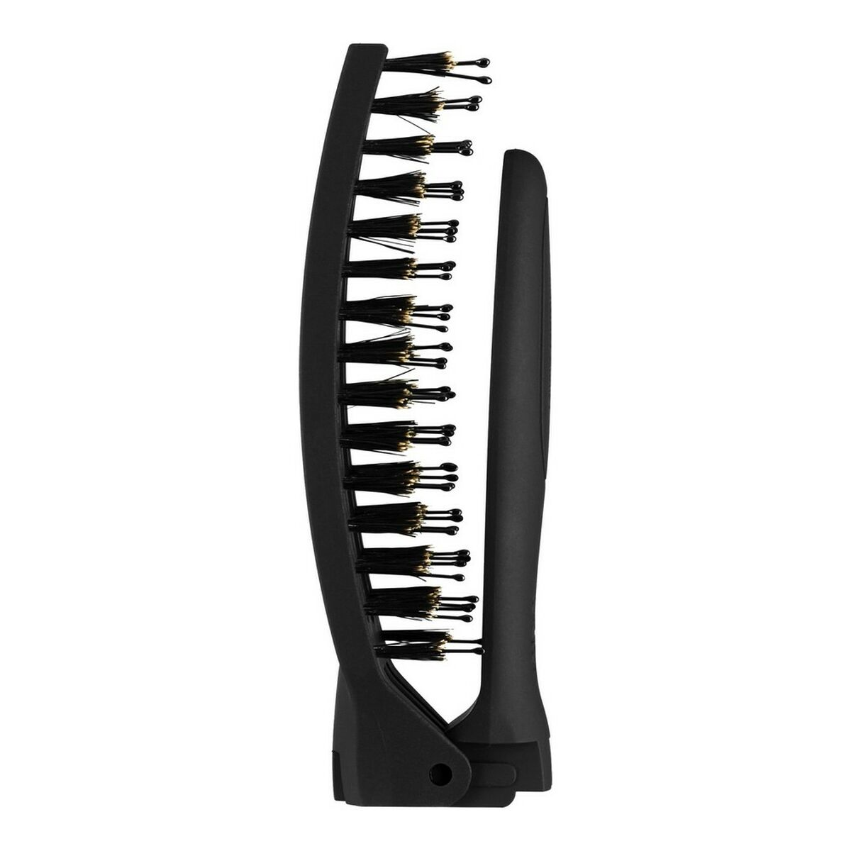 Una spazzola nera con setole curve e un manico è mostrata su sfondo bianco.
