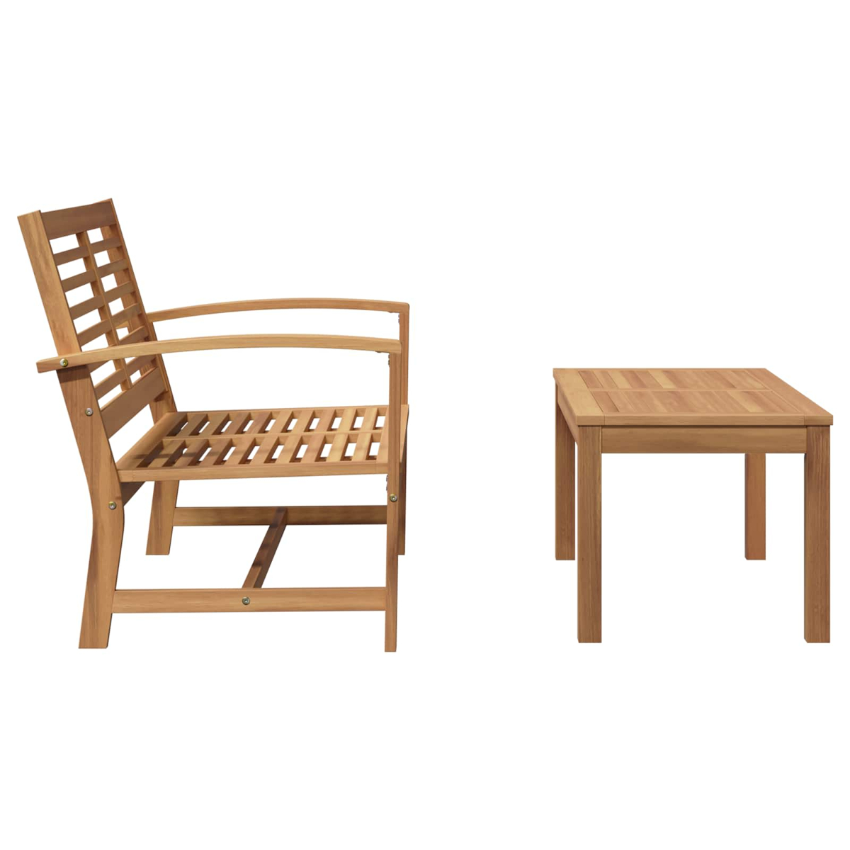 Holzstuhl und kleiner Tisch auf weißem Hintergrund. Der Stuhl hat Lamellen auf Rücken und Sitz. Der Tisch ist quadratisch.