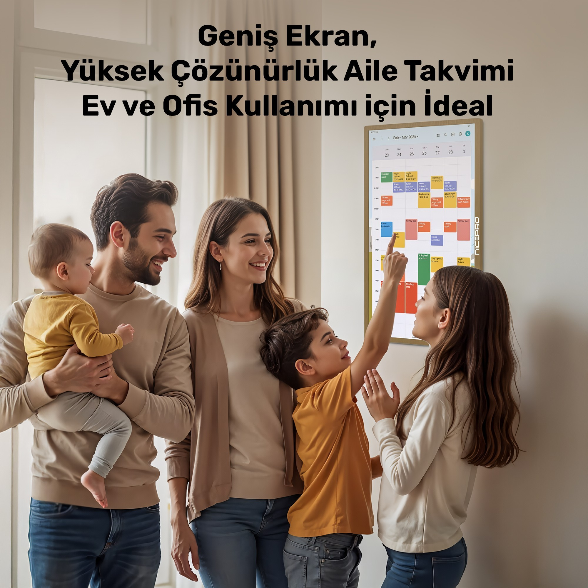 Bir aile takvimin yanında duruyor. Bir çocuk onu işaret ediyor. Bir bebek tutuluyor. Metin 'Aile Takvimi, Ev için İdeal' yazıyor.
