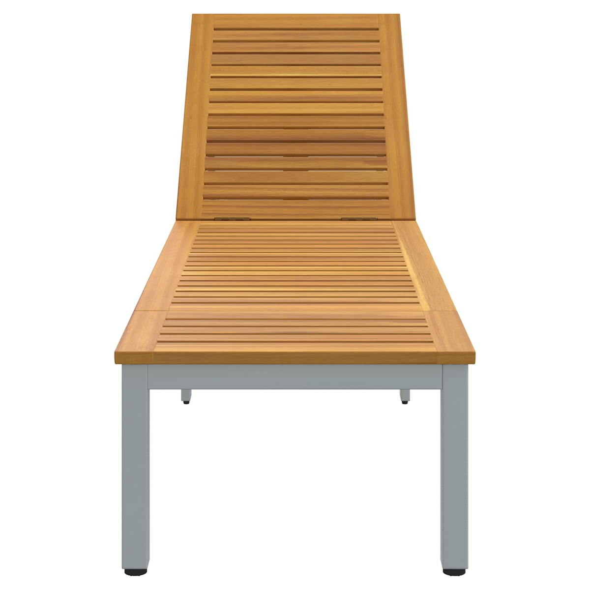 Una tumbona de madera con marco gris claro. La silla está hecha de listones de madera. El fondo es blanco.