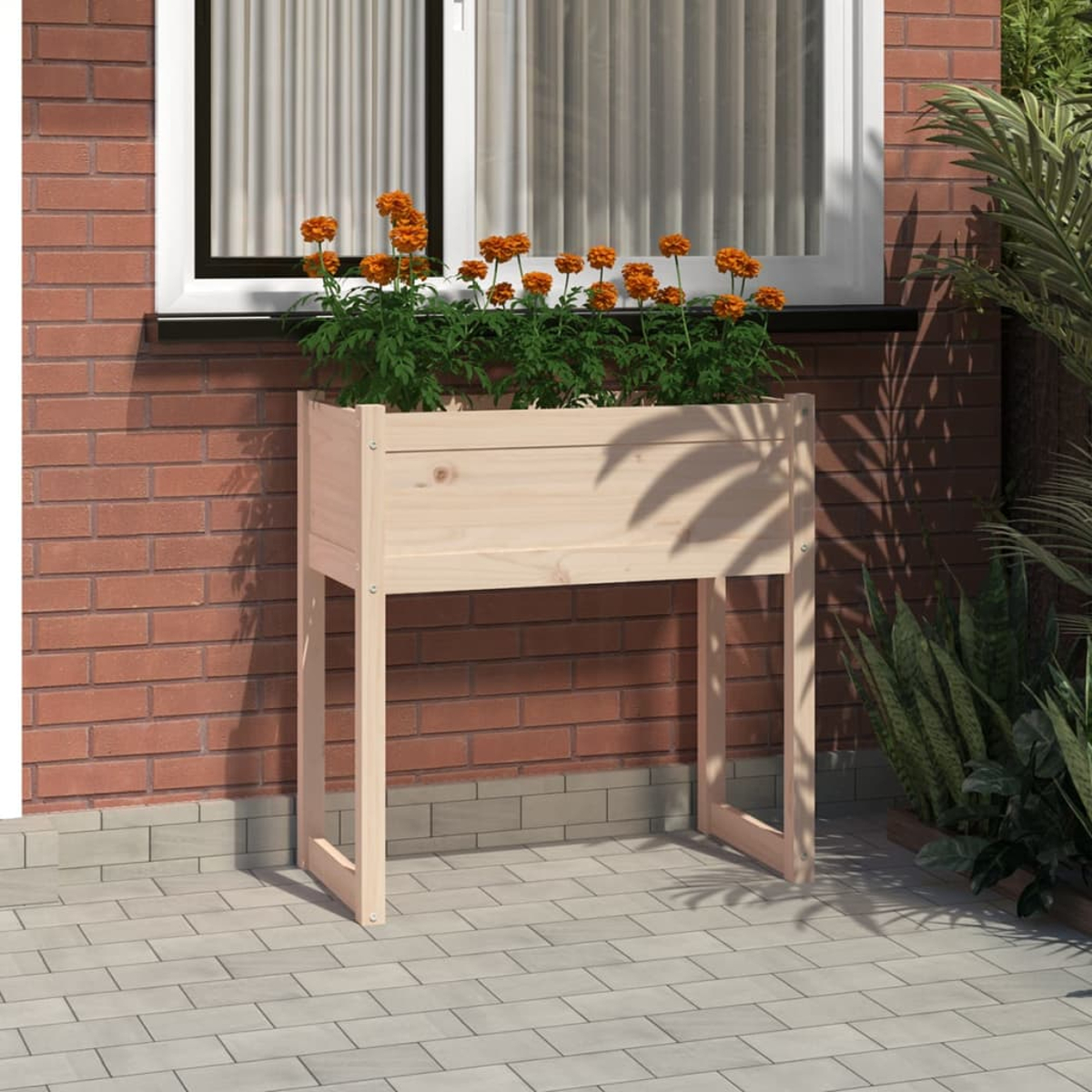 Ein hölzerner Pflanzkasten mit orangefarbenen Blumen steht vor einer Backsteinmauer. Im Hintergrund ein Fenster und Pflanzen.