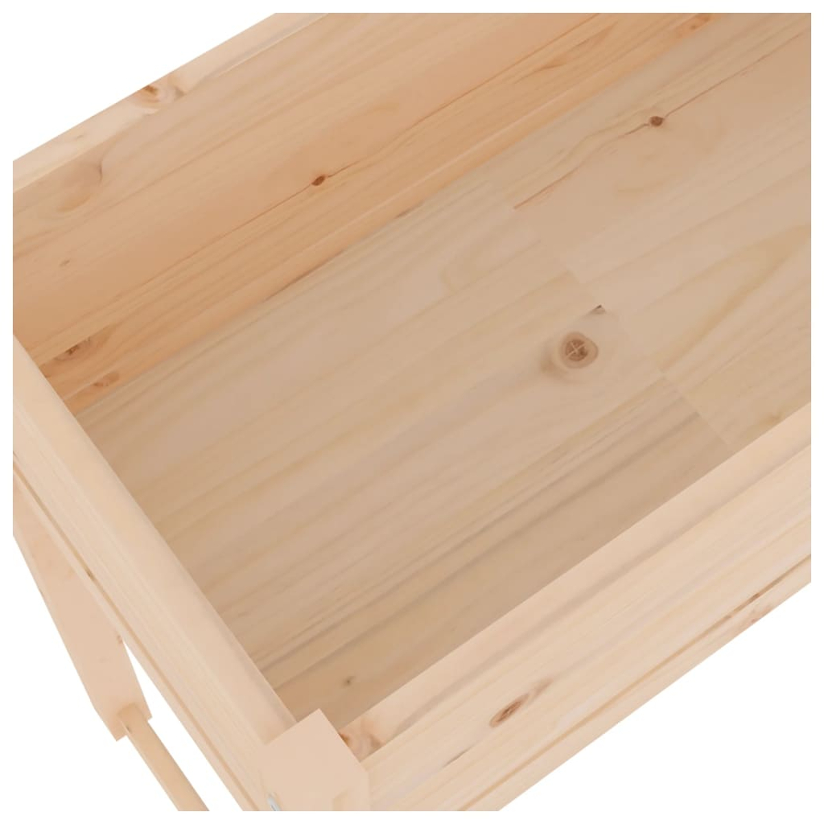 Eine leere Holzkiste, hellbraun, mit sichtbarer Holzmaserung und Knoten. Die Kiste wird aus einem hohen Winkel betrachtet.