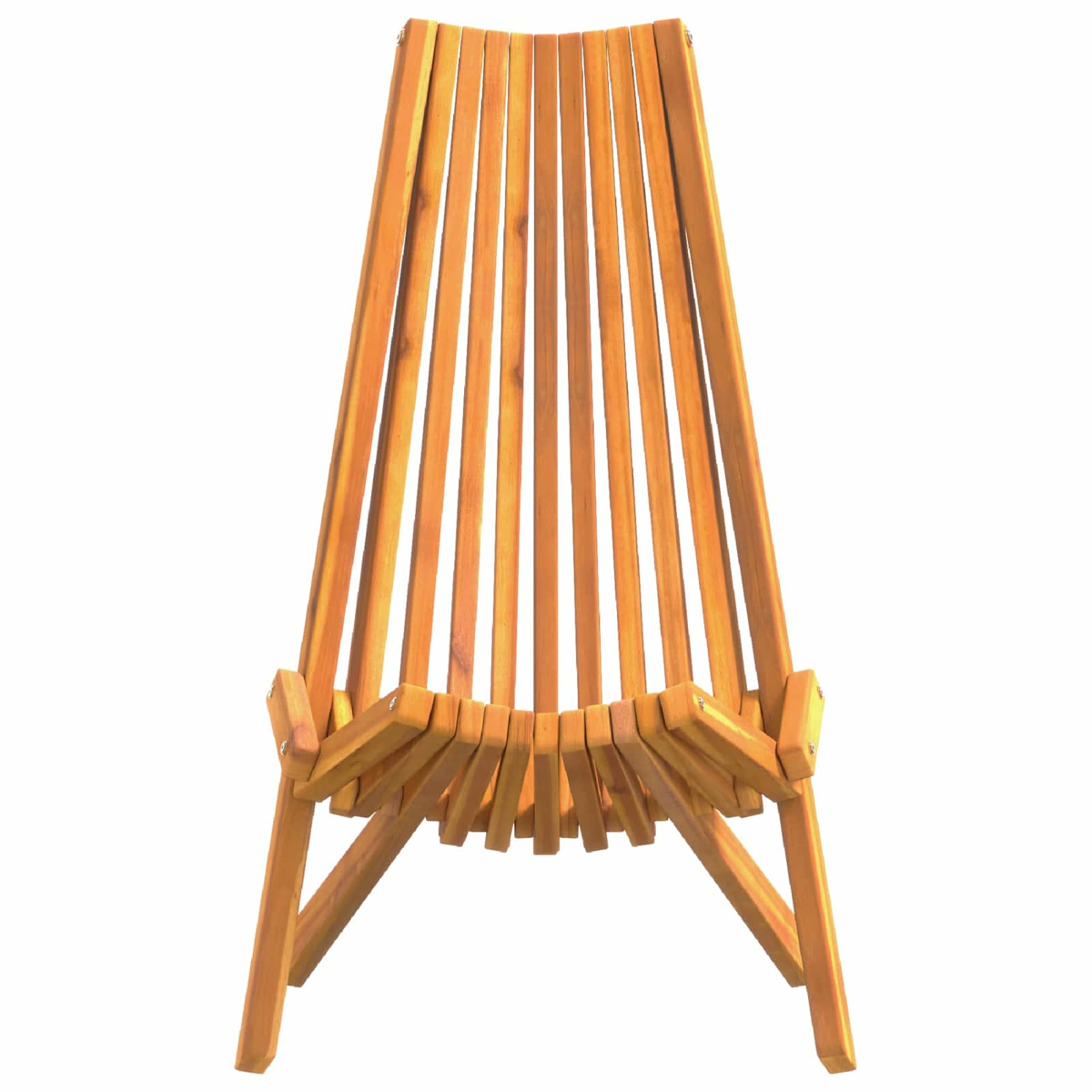 Ein Holzstuhl mit Lattenrücken und -sitz. Der Stuhl ist braun und steht vor weißem Hintergrund.