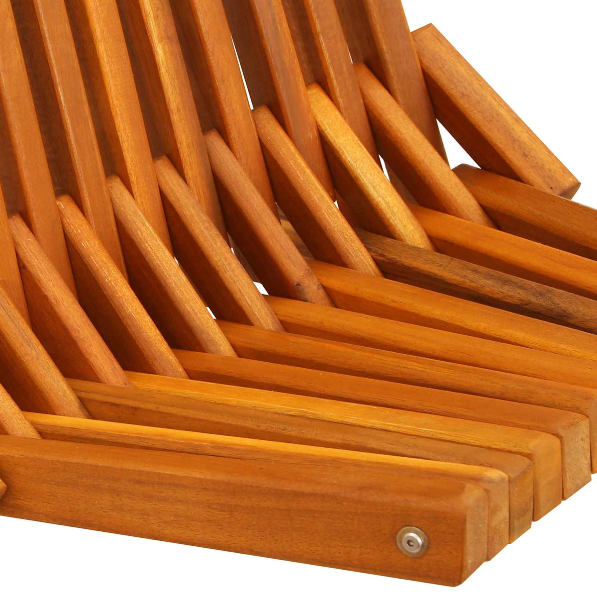 Nahaufnahme einer Holzstuhllehne mit mehreren Brettern in Zickzack-Anordnung, die die Details des Holzes zeigen.