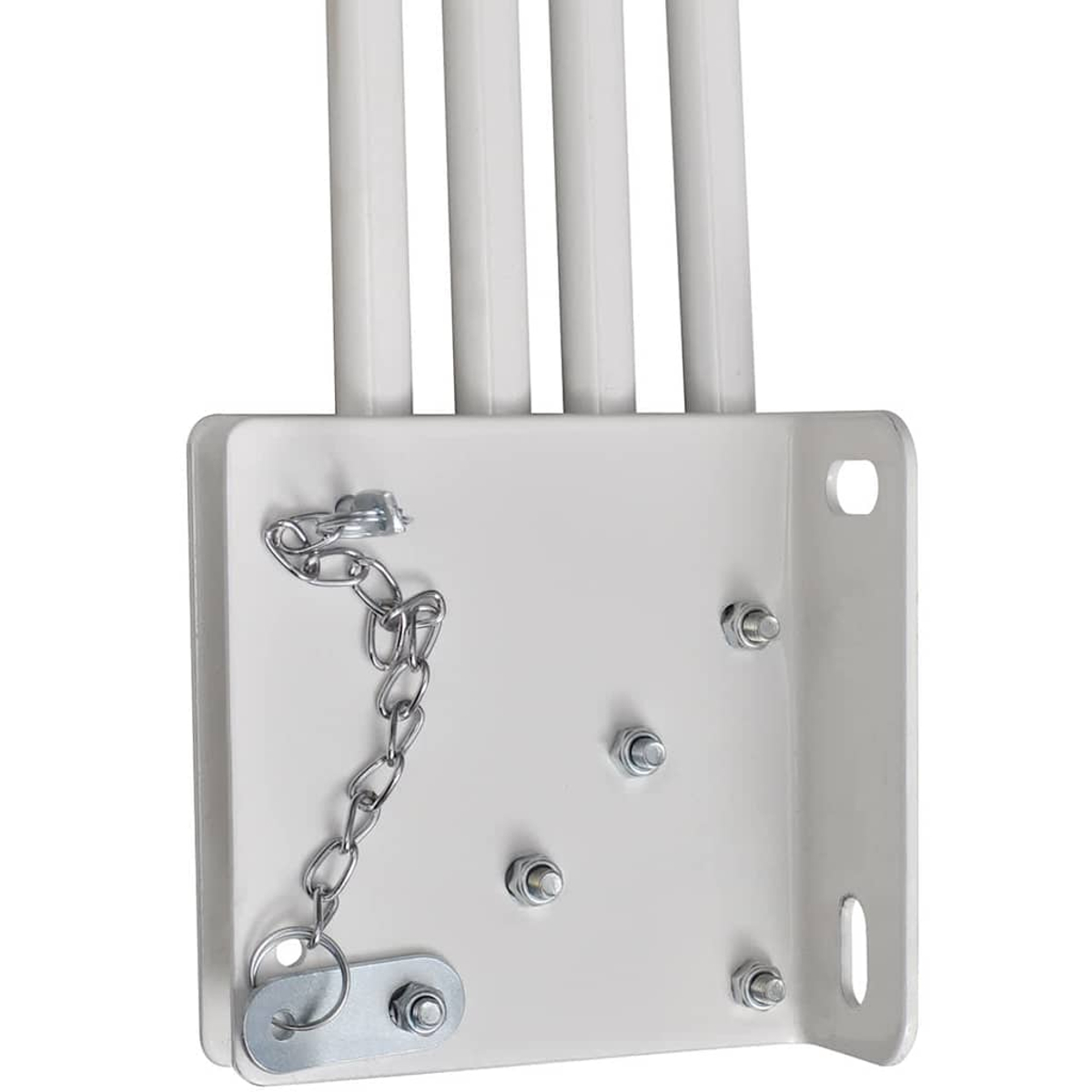 Eine weiße Metallstruktur mit Kette, Bolzen und Rohren. Die Kette hängt von oben links, Rohre steigen von oben auf.