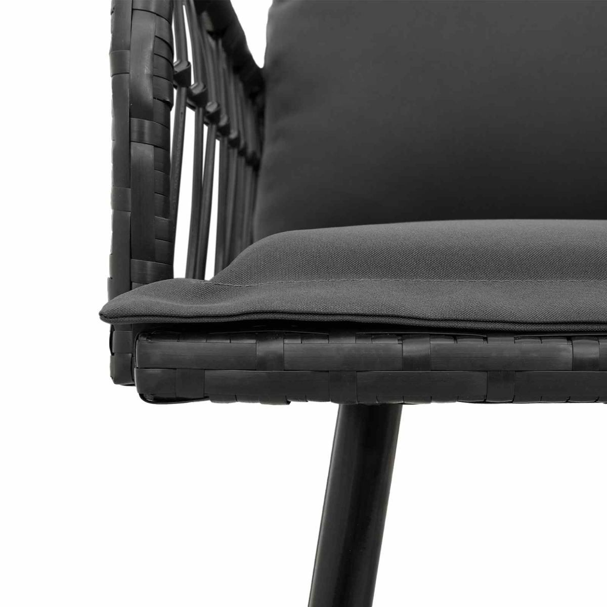 Nahaufnahme eines schwarzen gewebten Stuhls mit grauem Kissen und Rückenlehne. Der Stuhl hat schwarze Beine und ein modernes Design.