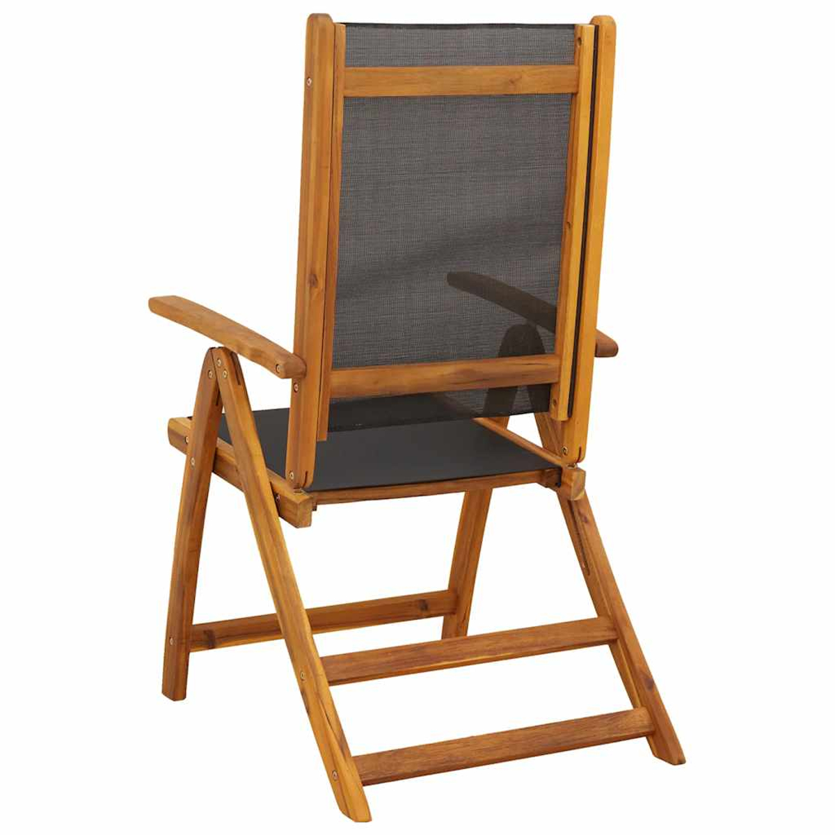 Ein hölzerner Klappstuhl mit schwarzem Netzrücken und Sitzfläche. Er ist angewinkelt und zeigt die Rückseite und die rechte Seite. Das Holz ist hellbraun.