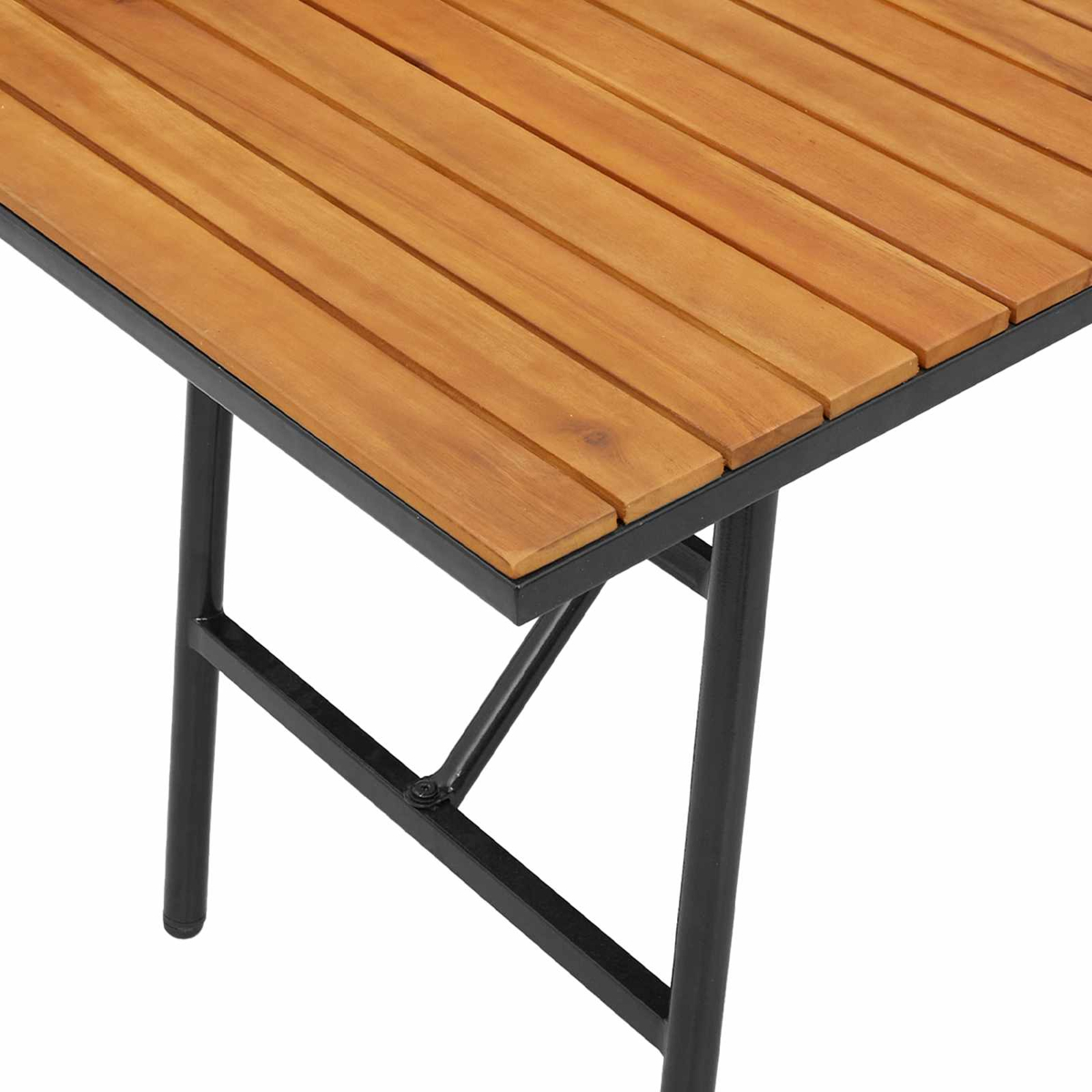Nahaufnahme eines Holztisches mit schwarzen Metallbeinen. Die Tischplatte besteht aus hellbraunen Holzlatten, umrahmt von einem schwarzen Metallrand.
