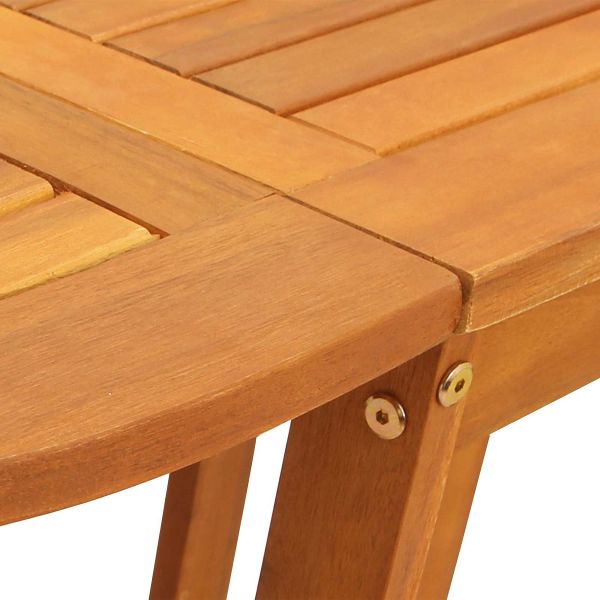 Nahaufnahme eines Holztisches. Der Tisch besteht aus hellbraunem Holz mit sichtbaren Verbindungen und Metallschrauben. Die Oberfläche ist glatt.