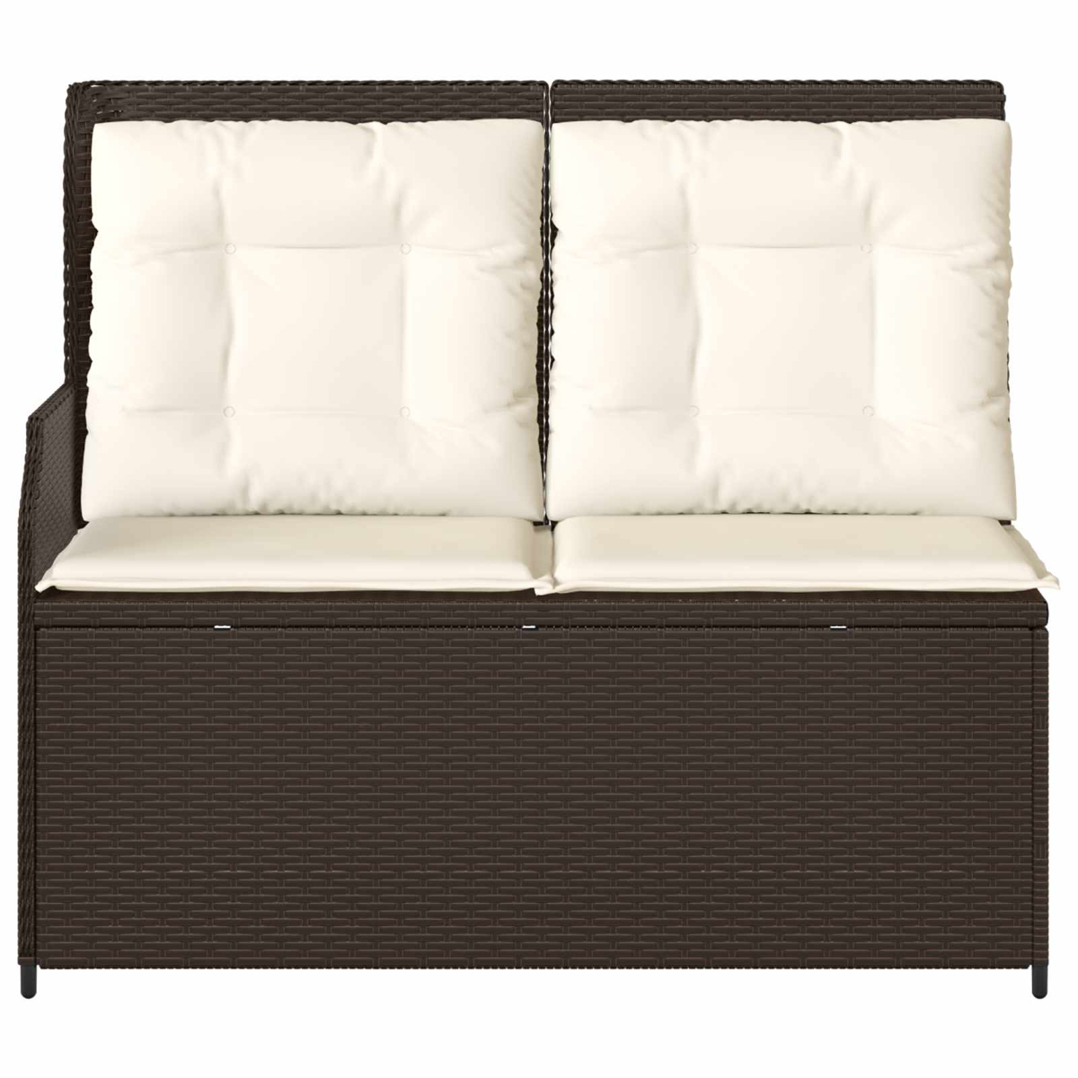 Ein braunes Outdoor-Sofa aus Korbgeflecht mit zwei cremefarbenen Kissen. Die Kissen haben Knopfdetails. Der Hintergrund ist weiß.