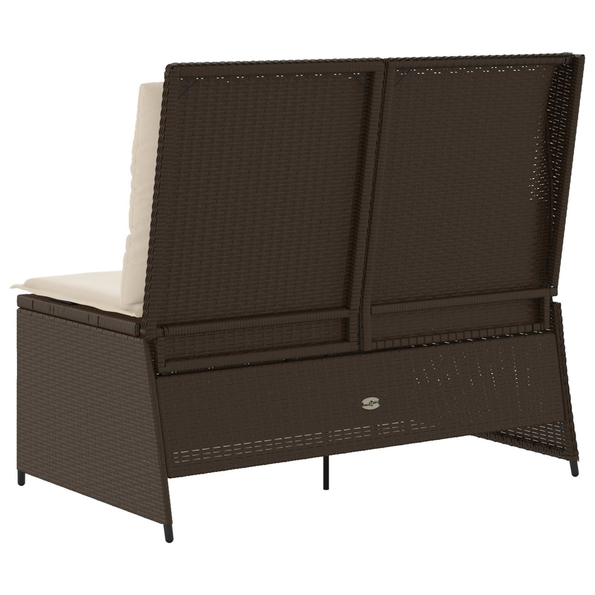 Ein braunes Outdoor-Sofa aus Korbgeflecht mit einem beigen Kissen. Es hat eine hohe Rückenlehne und schwarze Beine. Die Szene ist gut beleuchtet.