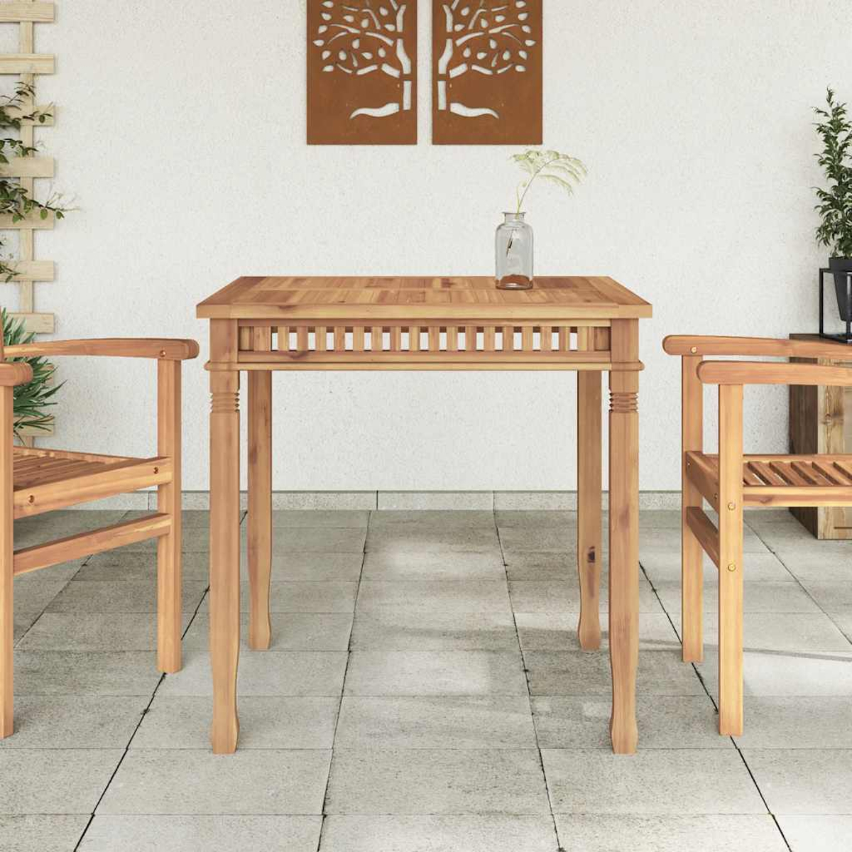 Gartenmöbelset aus Holz: Tisch, zwei Stühle. Eine Vase mit einer Pflanze auf dem Tisch, dekorative Paneele an der Wand.