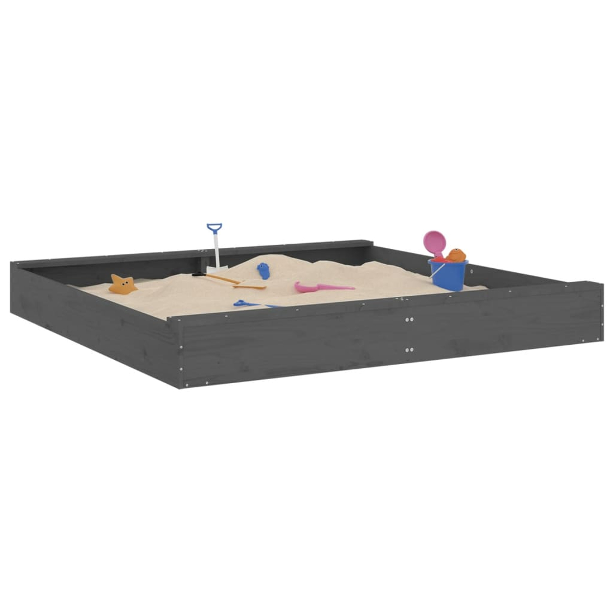 Ein grauer Sandkasten mit Sand gefüllt. Spielzeug wie Schaufel, Eimer und Seestern sind darin. Der Sandkasten ist auf weißem Hintergrund.
