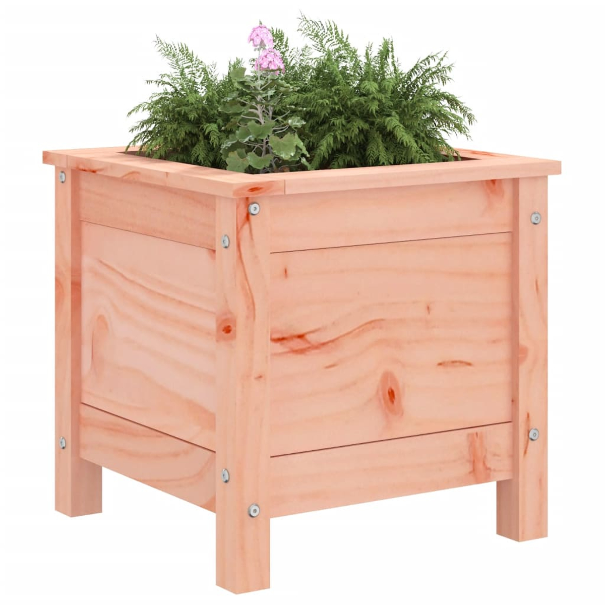 Ein quadratischer Holzblumentopf mit grünen Pflanzen und einer rosa blühenden Pflanze, vor weißem Hintergrund.