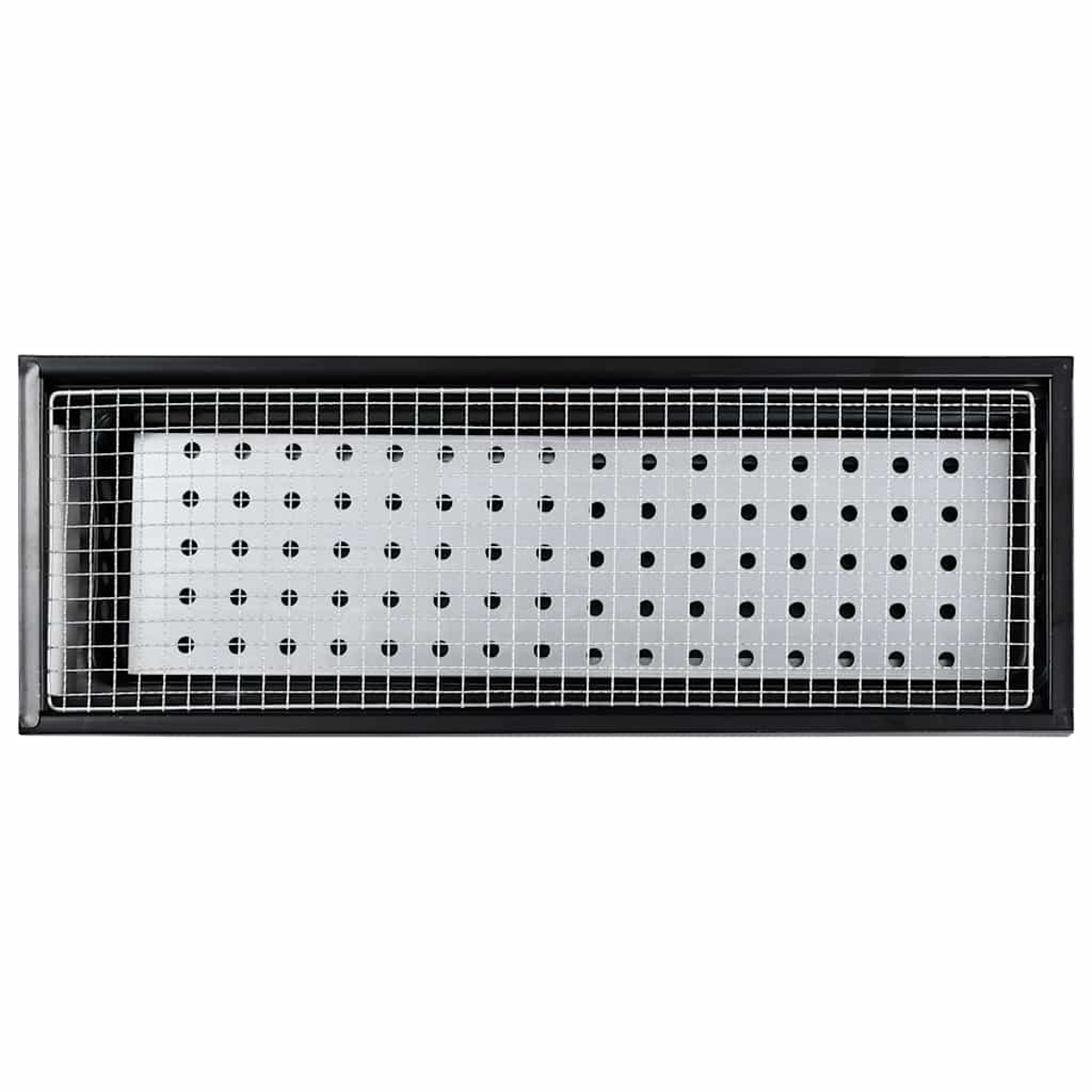 Ein rechteckiger Metallgrill mit schwarzem Rahmen und silbernem Innenraum mit vielen kleinen Löchern. Ein weißes Drahtgitter bedeckt das Silber.