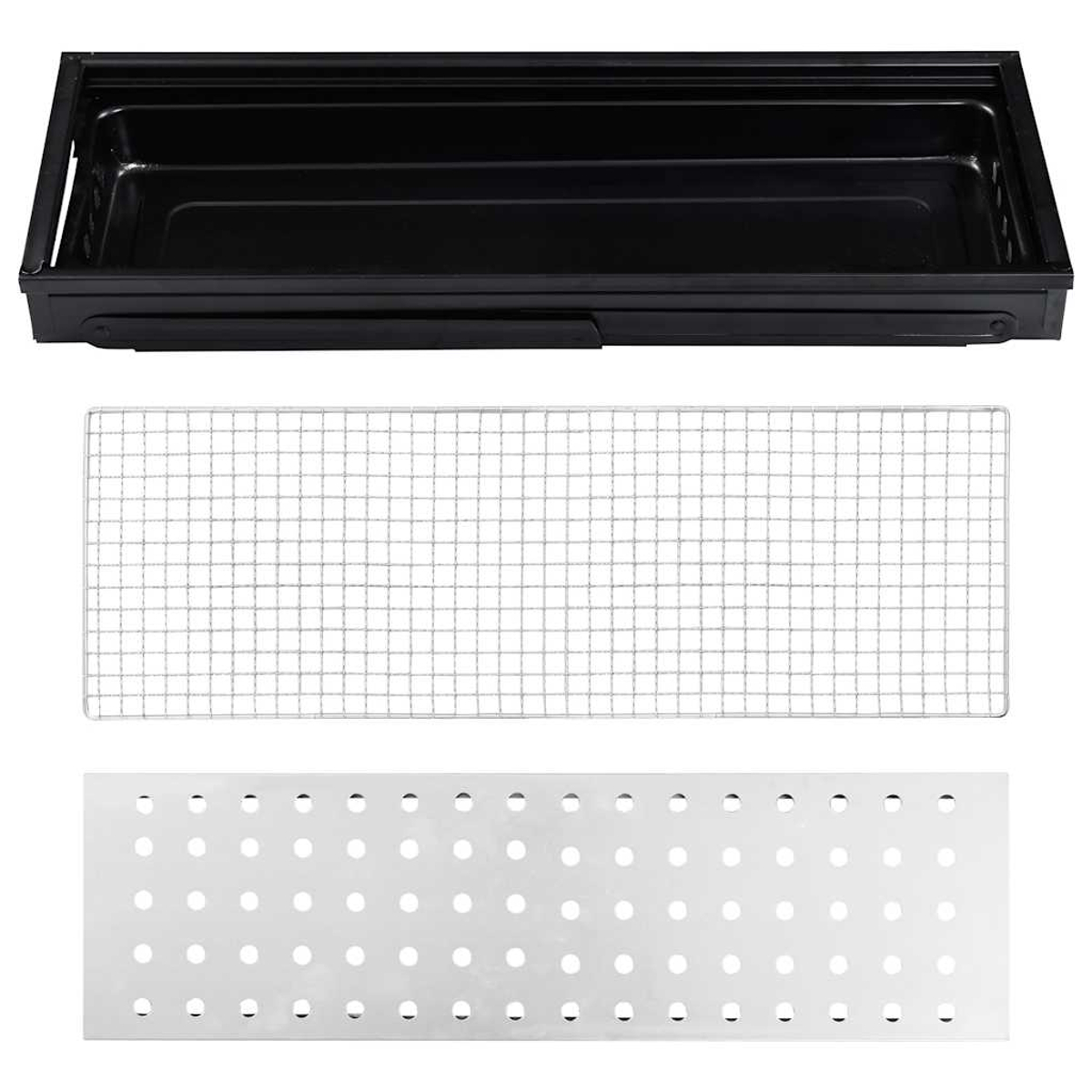 Drei Teile eines Grills: eine schwarze Schale, ein Metallgitter und eine perforierte Stahlplatte, alle vertikal angeordnet.