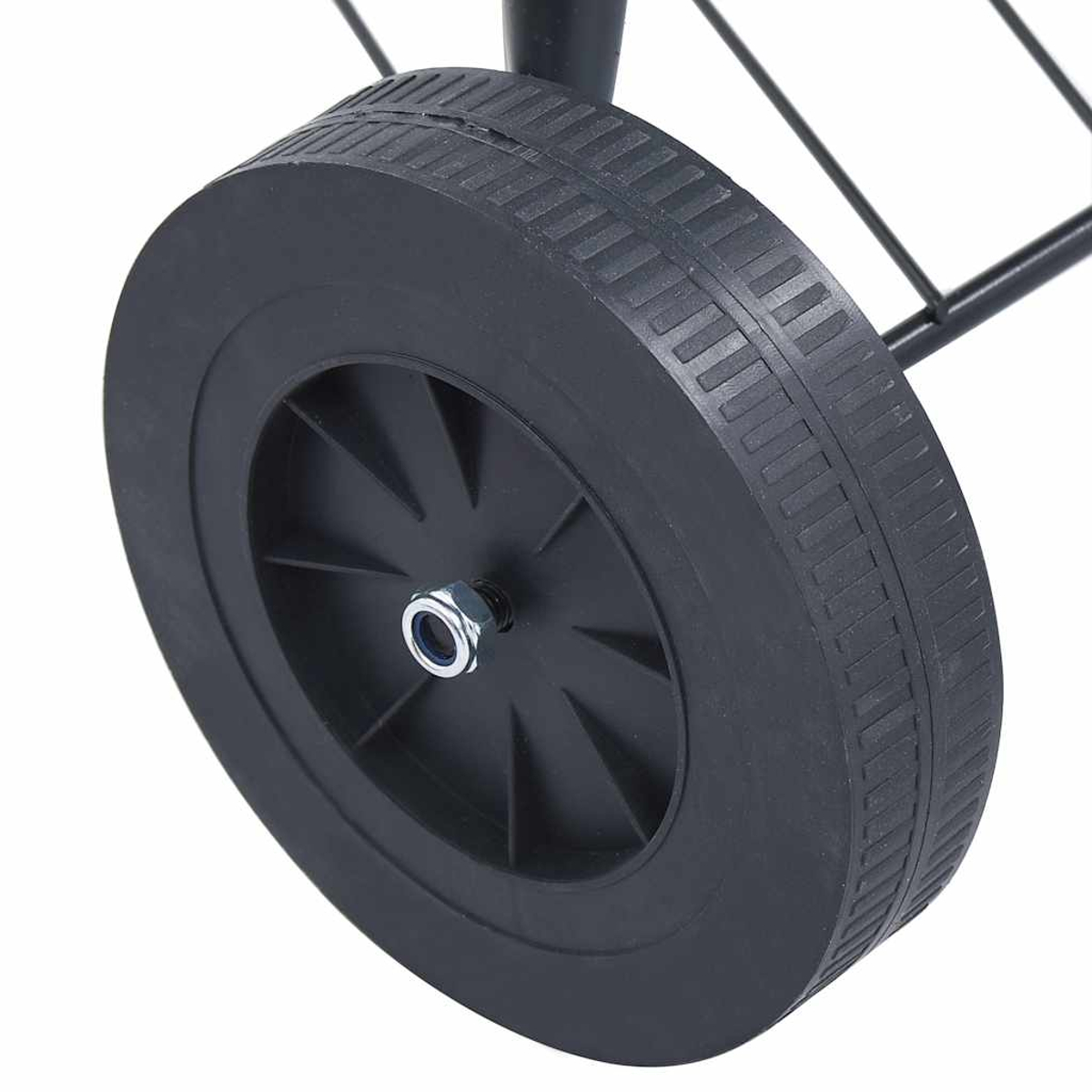 Primo piano di una ruota nera su un carrello. La ruota ha uno pneumatico nero con un disegno del battistrada e un centro nero con raggi. Un dado di metallo la fissa.