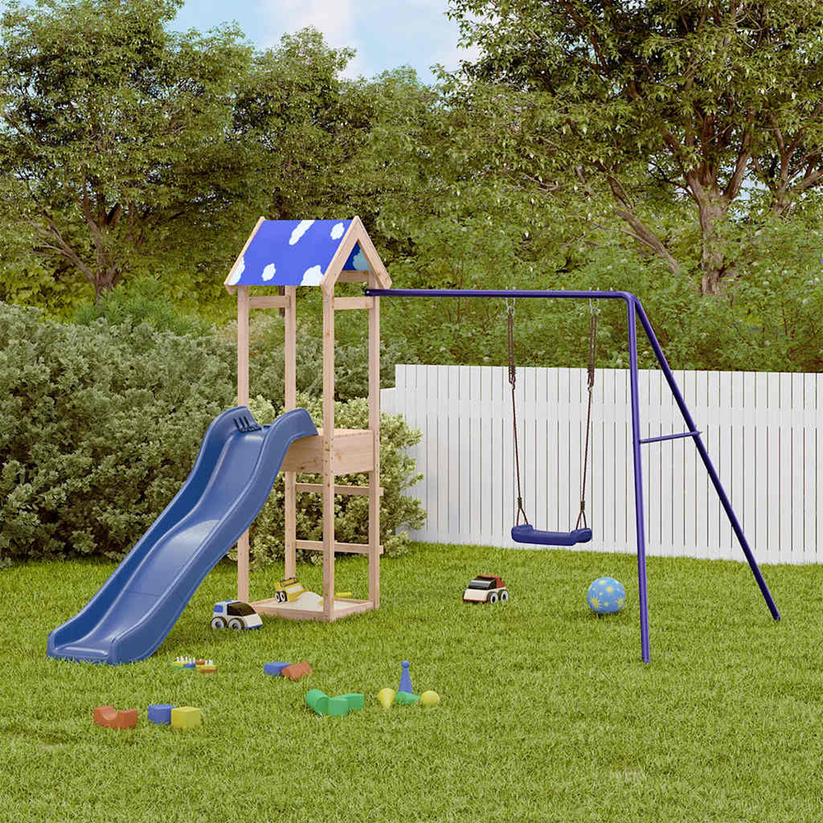 Ein Holzspielplatz mit einer blauen Rutsche, Schaukel und Spielzeug auf dem Rasen. Bäume und ein weißer Zaun im Hintergrund.