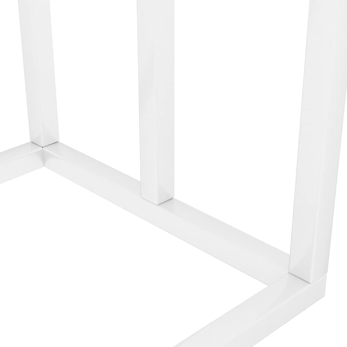 Nahaufnahme einer weißen, geometrischen Struktur. Das Bild zeigt die Ecke des Rahmens und vertikale Stützen, alle in Weiß.