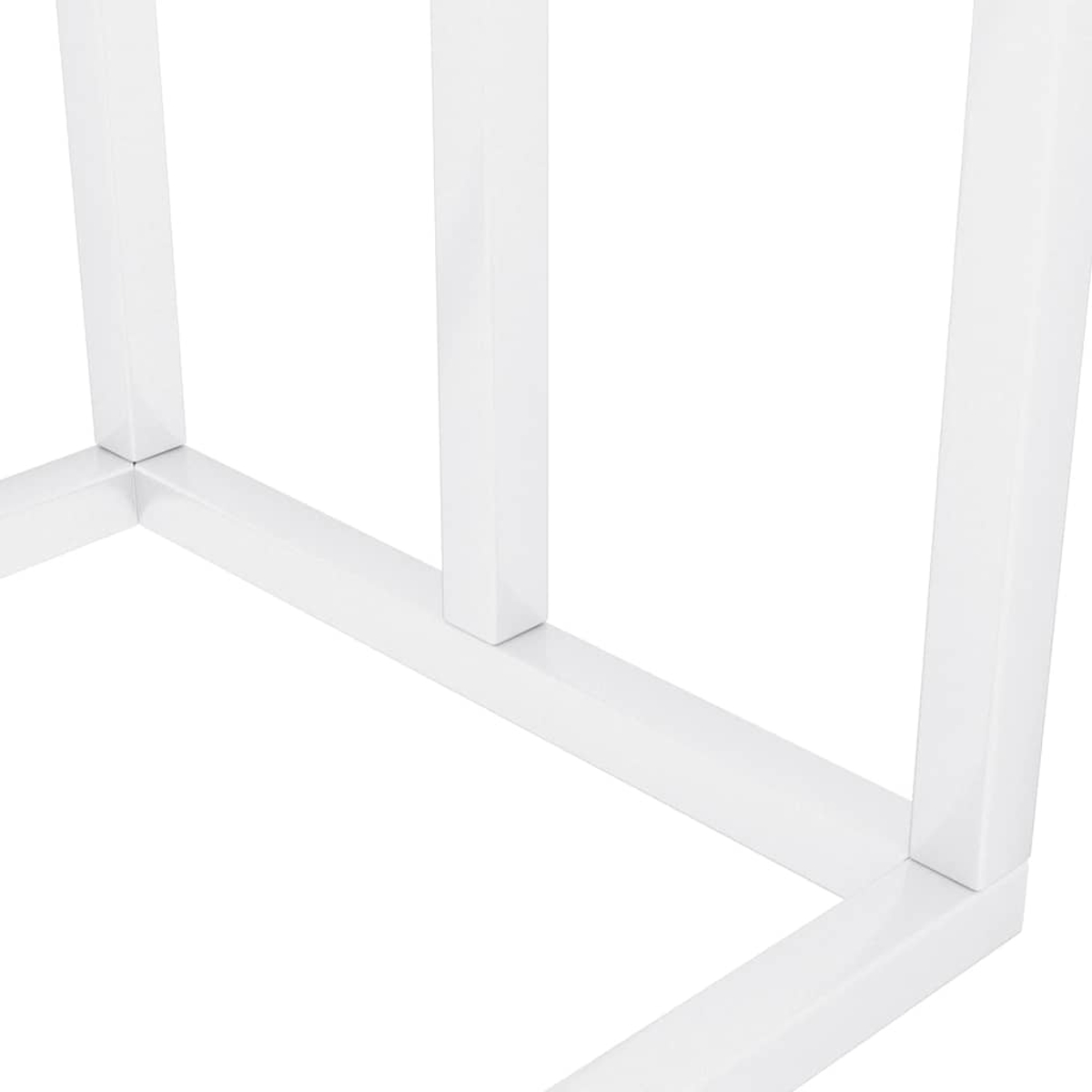 Nahaufnahme einer weißen, geometrischen Struktur mit rechteckigen Stützen und horizontalen Balken vor weißem Hintergrund.