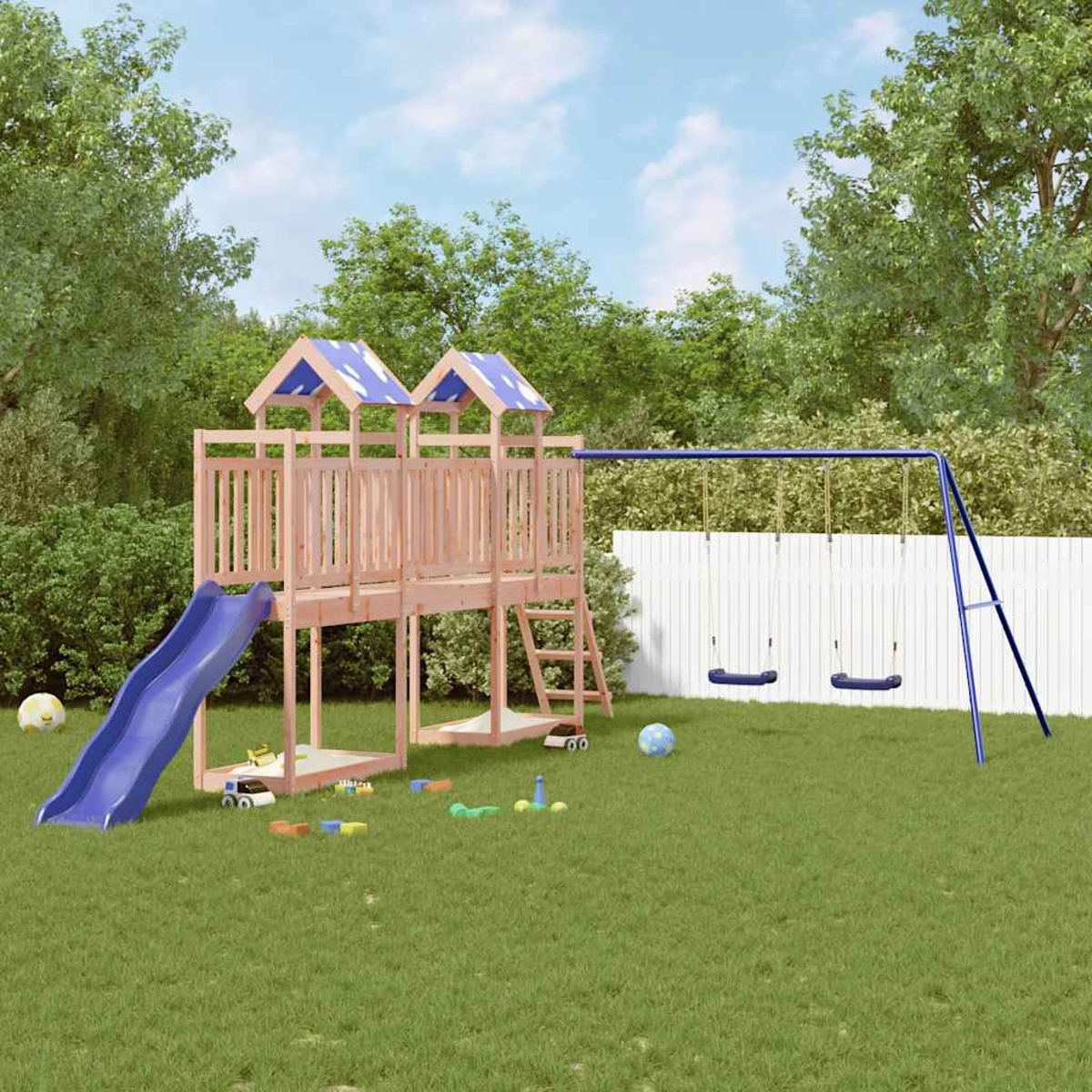 Holzspielplatz mit Rutsche, Schaukeln und Leiter auf grünem Gras. Blauer Himmel im Hintergrund, weißer Zaun und Bäume.