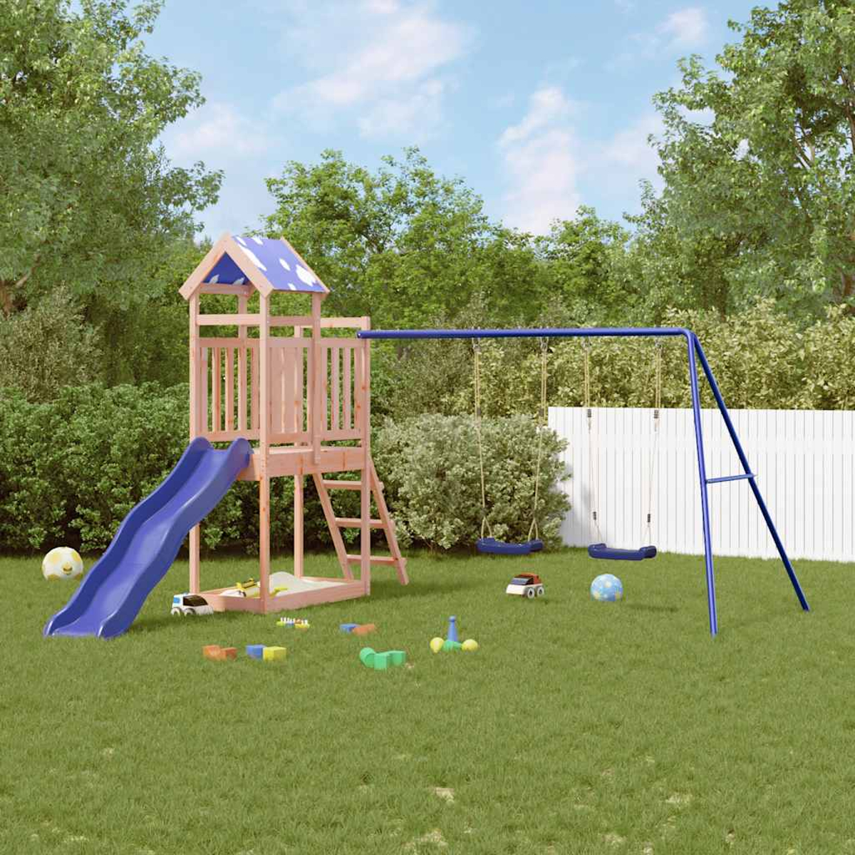 Ein hölzernes Spielset mit blauer Rutsche, Schaukel und Spielzeug auf grünem Gras. Bäume und ein weißer Zaun sind im Hintergrund.