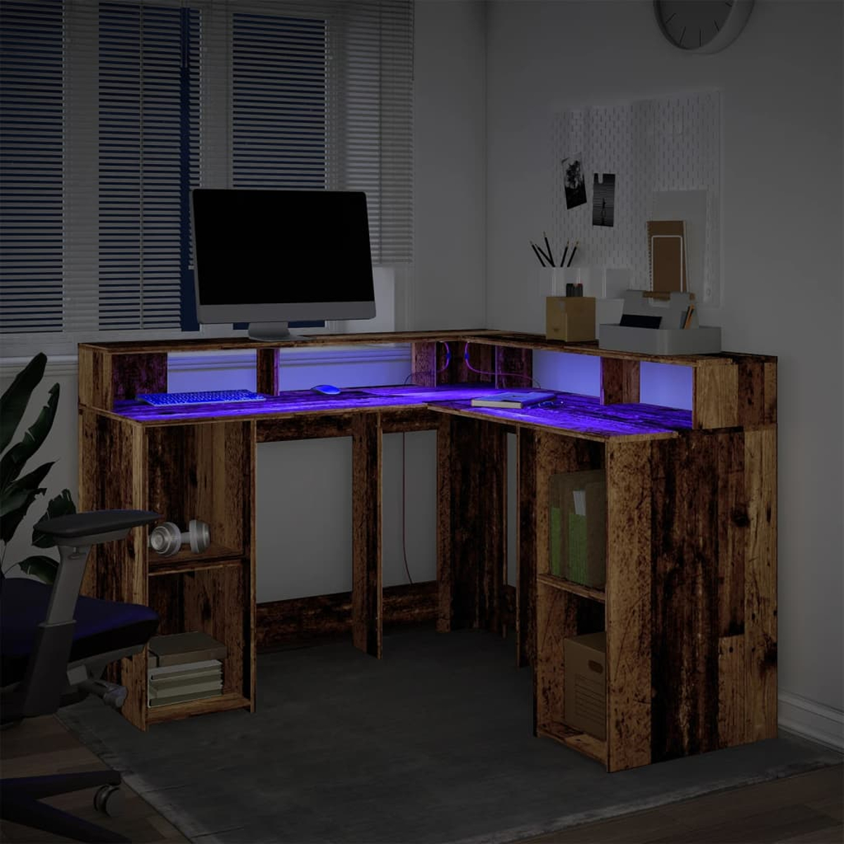 Ein dunkler, holzfarbener L-förmiger Schreibtisch mit blauen Lichtern. Ein Monitor, eine Tastatur und andere Büromaterialien sind darauf.