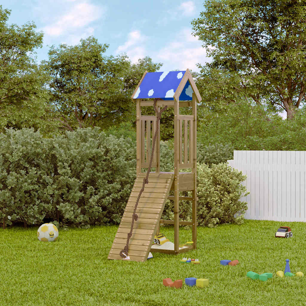 Ein hölzernes Spielgerüst mit Rutsche und Seil. Ein Fußball und Spielzeug liegen auf dem grünen Gras. Bäume und ein weißer Zaun sind im Hintergrund.