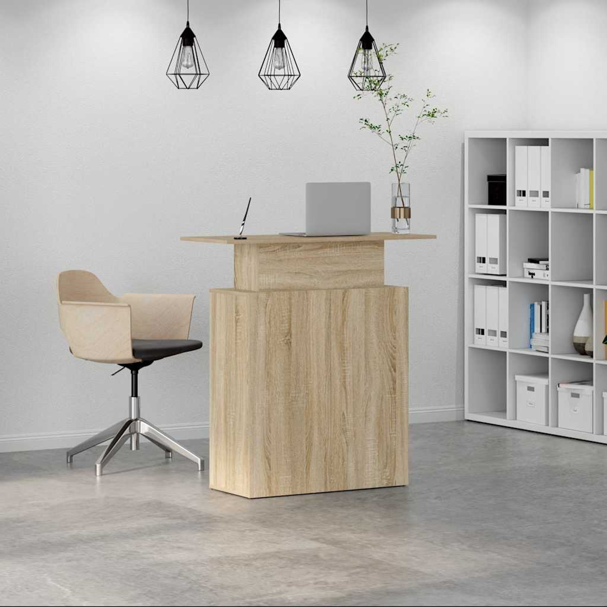 Büroszene mit Holzschreibtisch, Stuhl, Laptop und Bücherregal. Drei Lampen hängen darüber. Eine Vase mit einer Pflanze steht auf dem Schreibtisch.