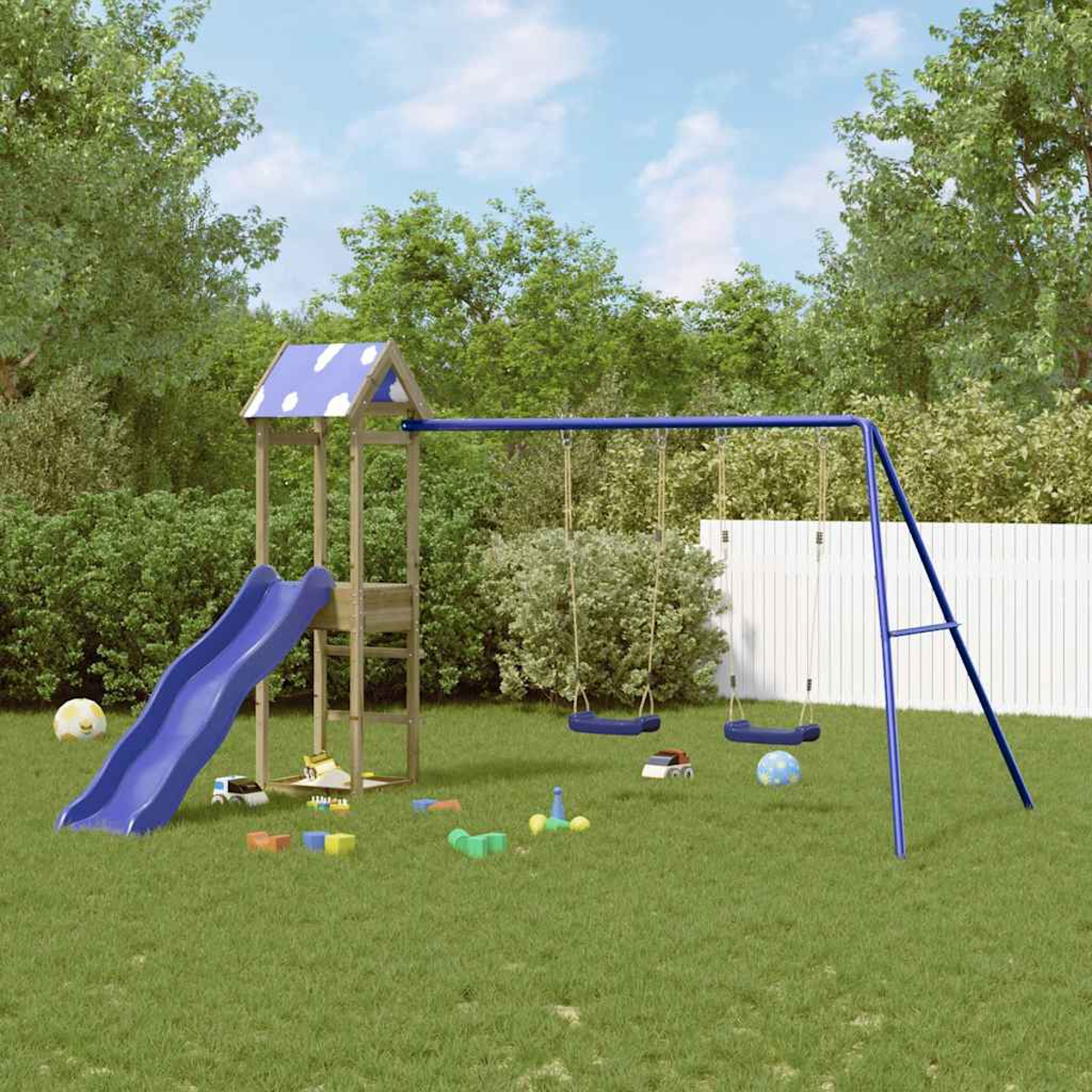Ein Spielplatz mit blauer Rutsche, Schaukel und Spielzeug auf einem Rasen. Bäume und ein weißer Zaun im Hintergrund.