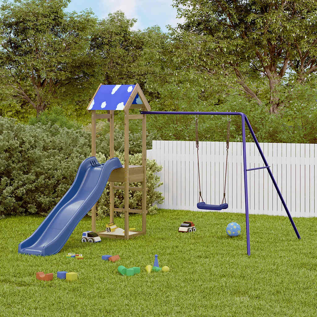 Ein Spielplatz mit einer blauen Rutsche, einer Schaukel und Spielzeug auf grünem Gras. Bäume und ein weißer Zaun sind im Hintergrund.