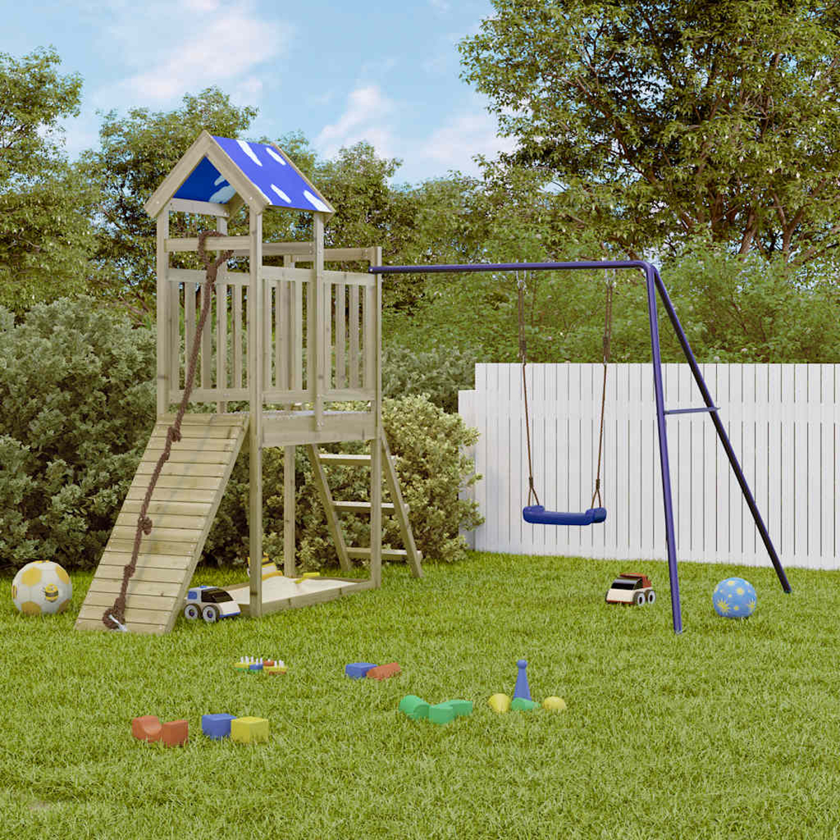 Ein Spielplatz mit Holzkonstruktion, Rutsche und Schaukel auf grünem Gras. Spielzeug und ein Ball liegen auf dem Boden verstreut.