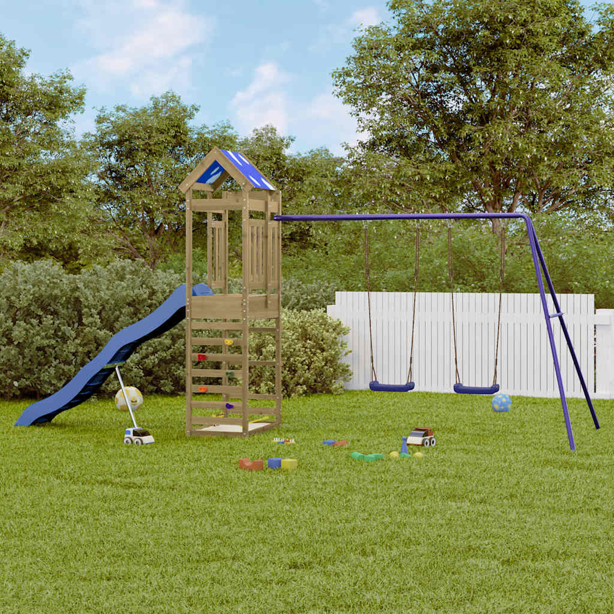 Un parco giochi con scivolo, altalene e struttura per arrampicata su un prato. Alberi e una recinzione bianca sullo sfondo.