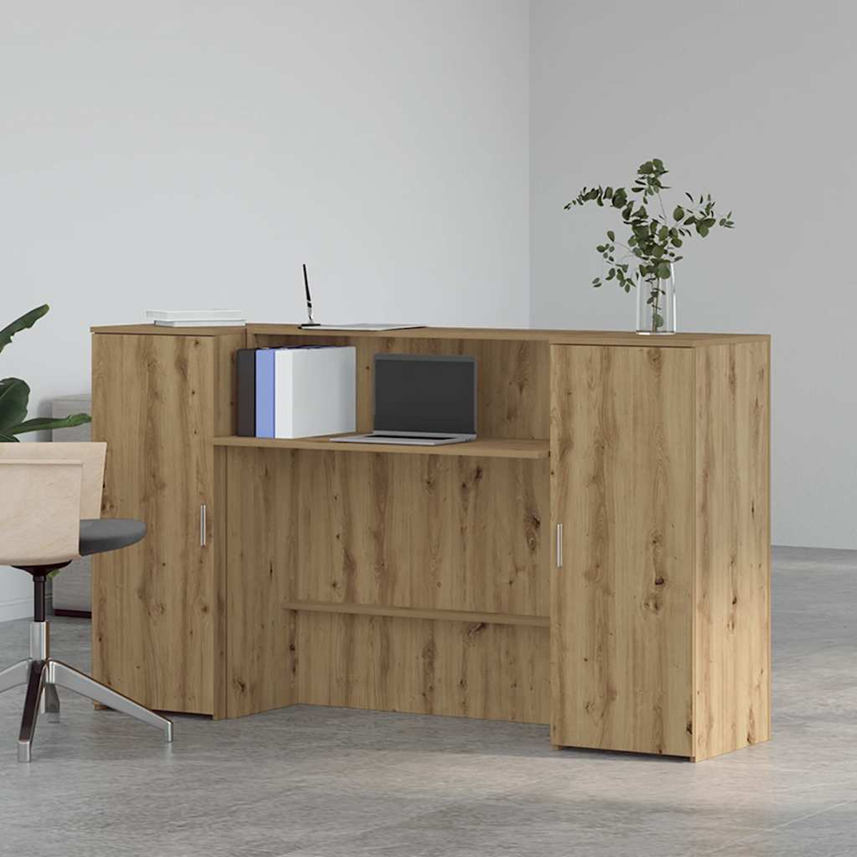 Ein hölzerner Empfangstresen mit Laptop, Büchern und einer Vase mit Grün. Links ein Stuhl.
