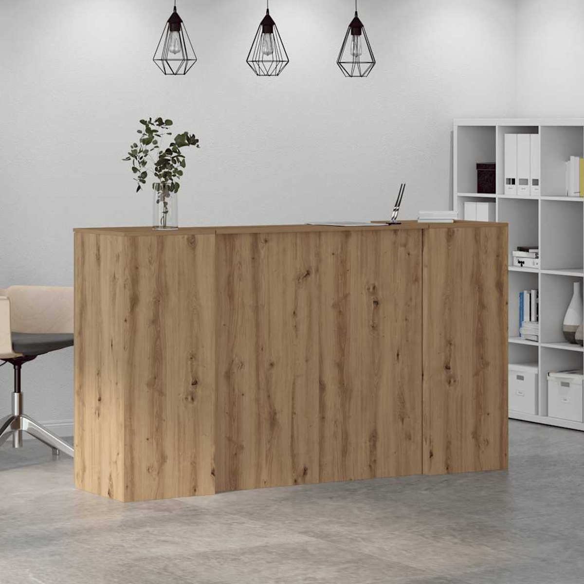 Büroempfang mit Holzschreibtisch, Pflanze, Stuhl und Regal. Deckenleuchten hängen darüber. Hellgrauer Boden und weiße Wand.