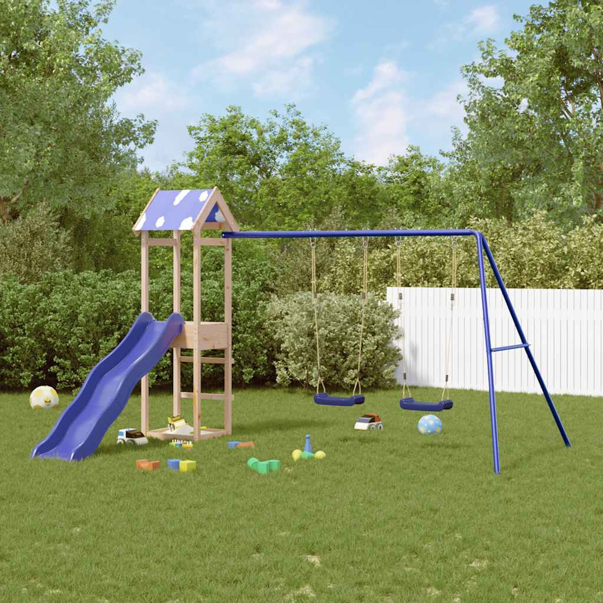 Ein Spielplatz mit blauer Rutsche, Schaukeln und verstreutem Spielzeug auf grünem Gras. Bäume und ein weißer Zaun im Hintergrund.